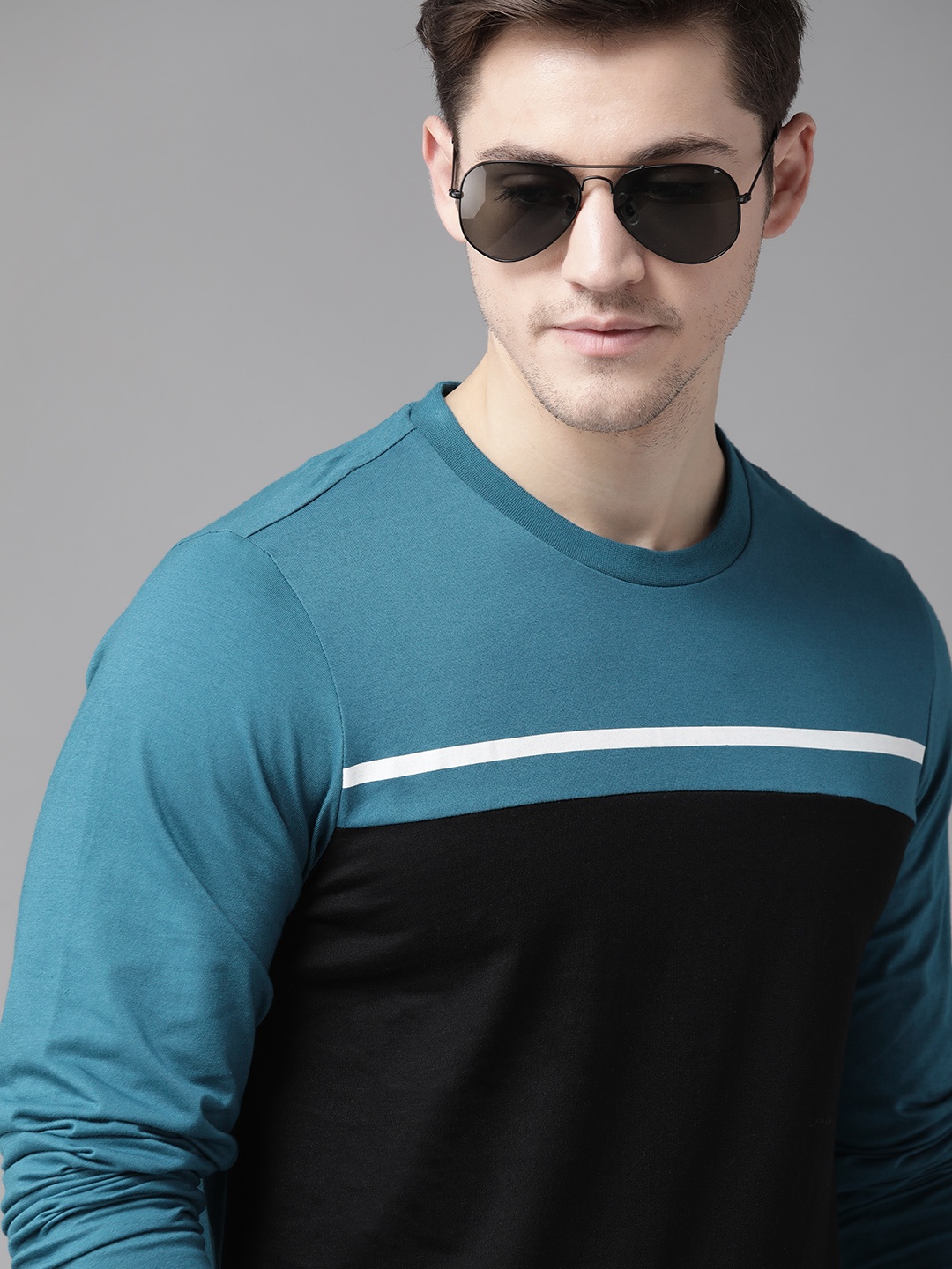 

Roadster Men Blue & Black Pure Cotton Colourblocked Round Neck T-shirt