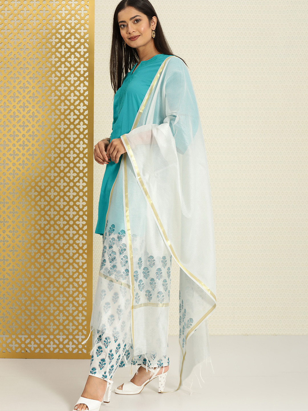 

House of Pataudi Women Blue & White Floral Print Pure Cotton Kurta Set