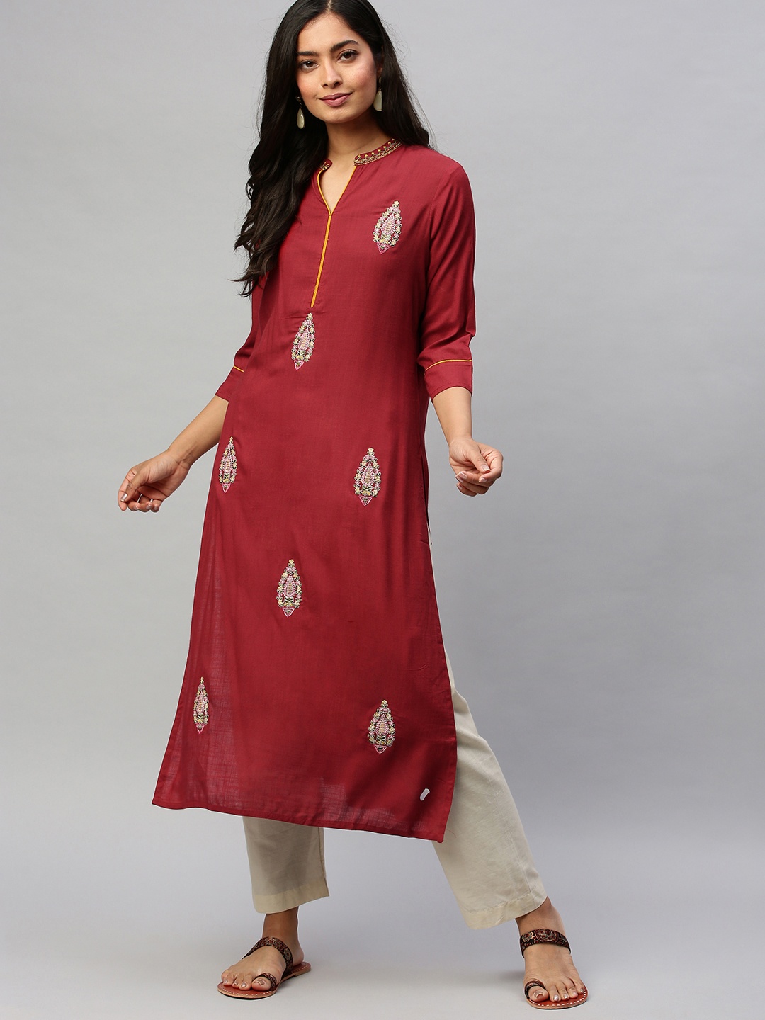

Ishin Women Maroon & Pink Embroidered Straight Kurta