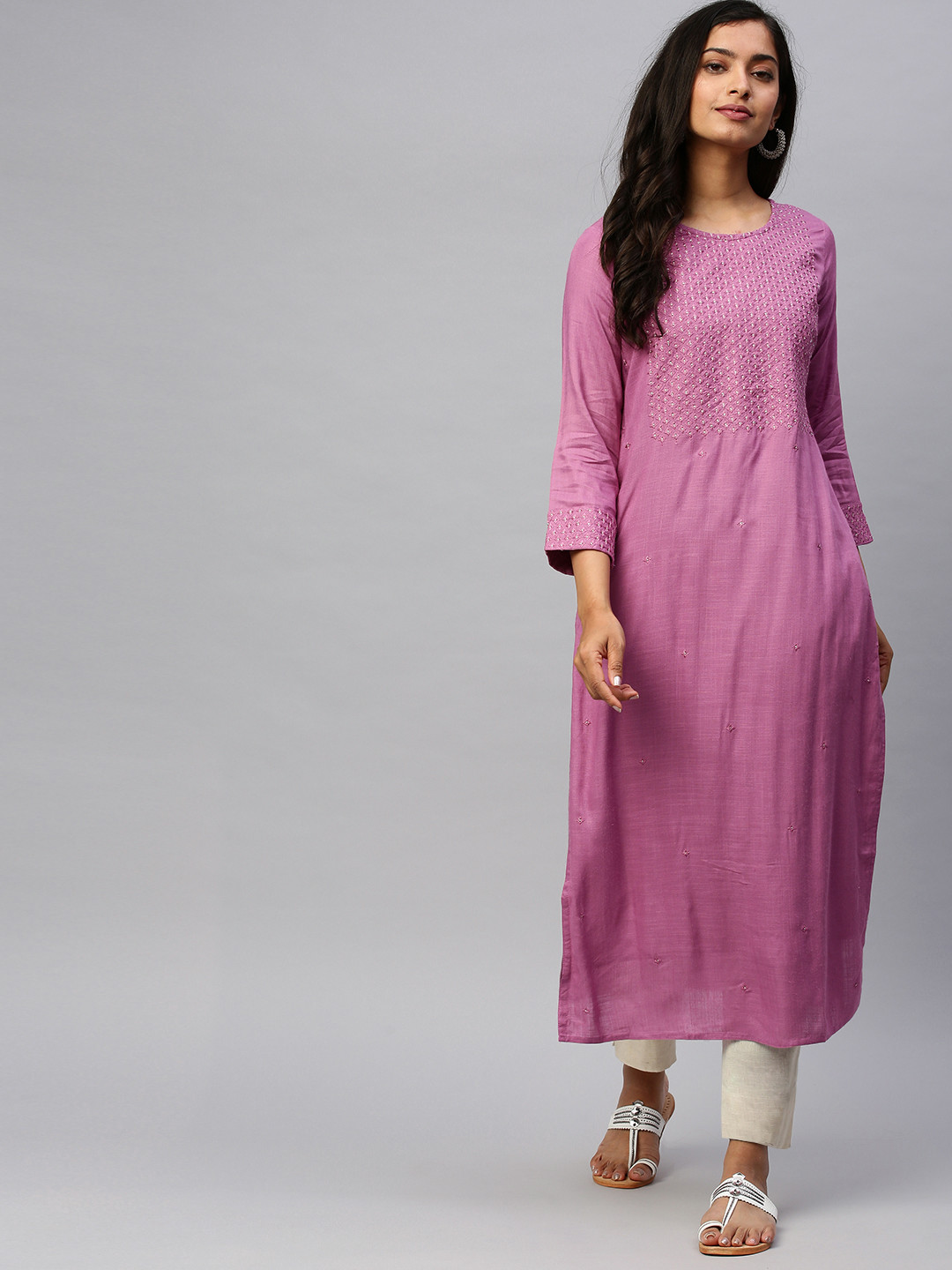 

Ishin Women Purple Embroidered Straight Kurta