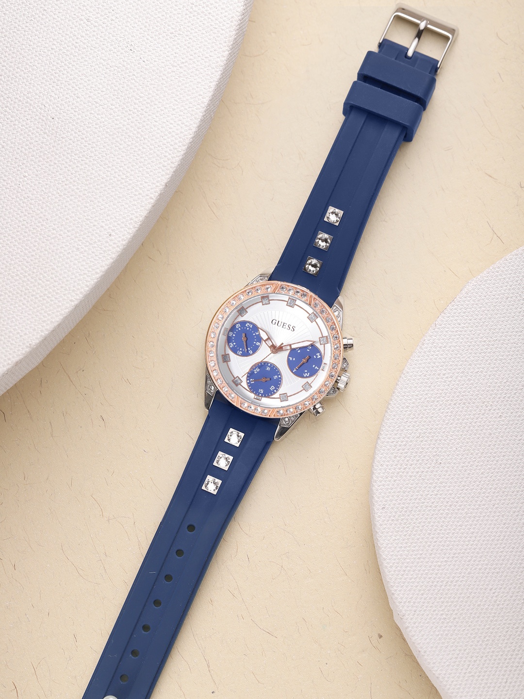 

GUESS Women White Analogue Watch W1292L2