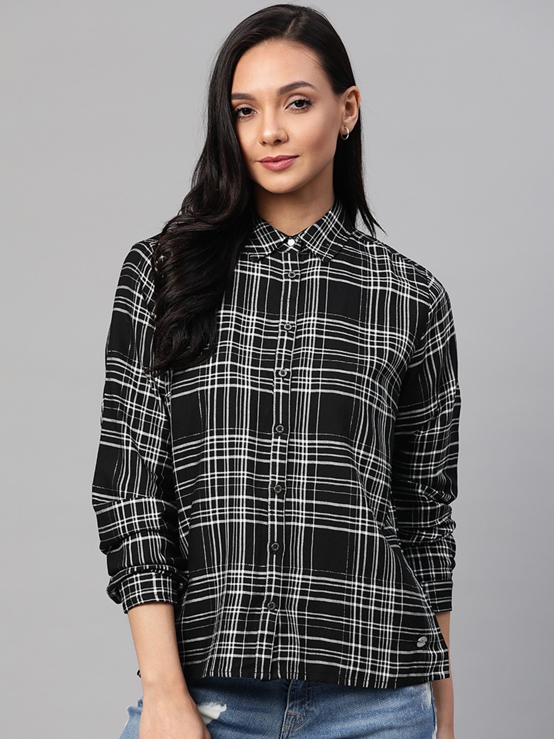 

Pepe Jeans Women Black & White Regular Fit Checked Casual Shirt