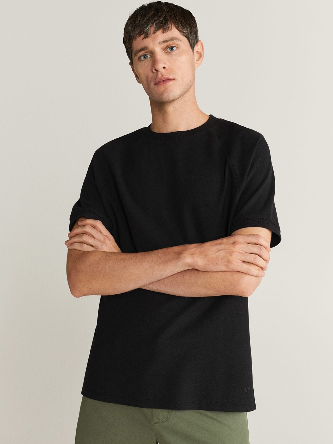 

MANGO MAN Black Solid Round Neck T-shirt