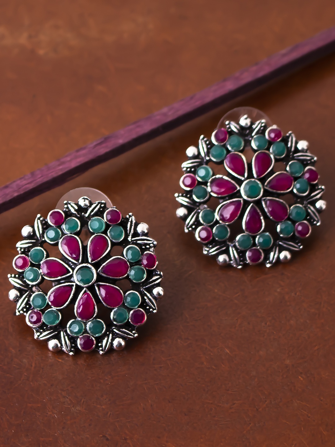 

Sukkhi Red & Green Floral Oxidised Studs