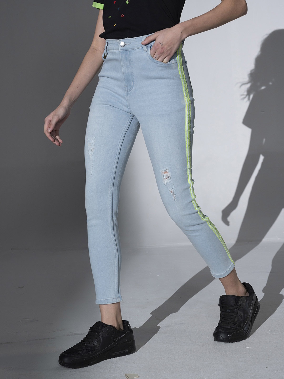 

Hubberholme Women Blue Slim Fit Mid-Rise Mildly Distressed Stretchable Cropped Jeans