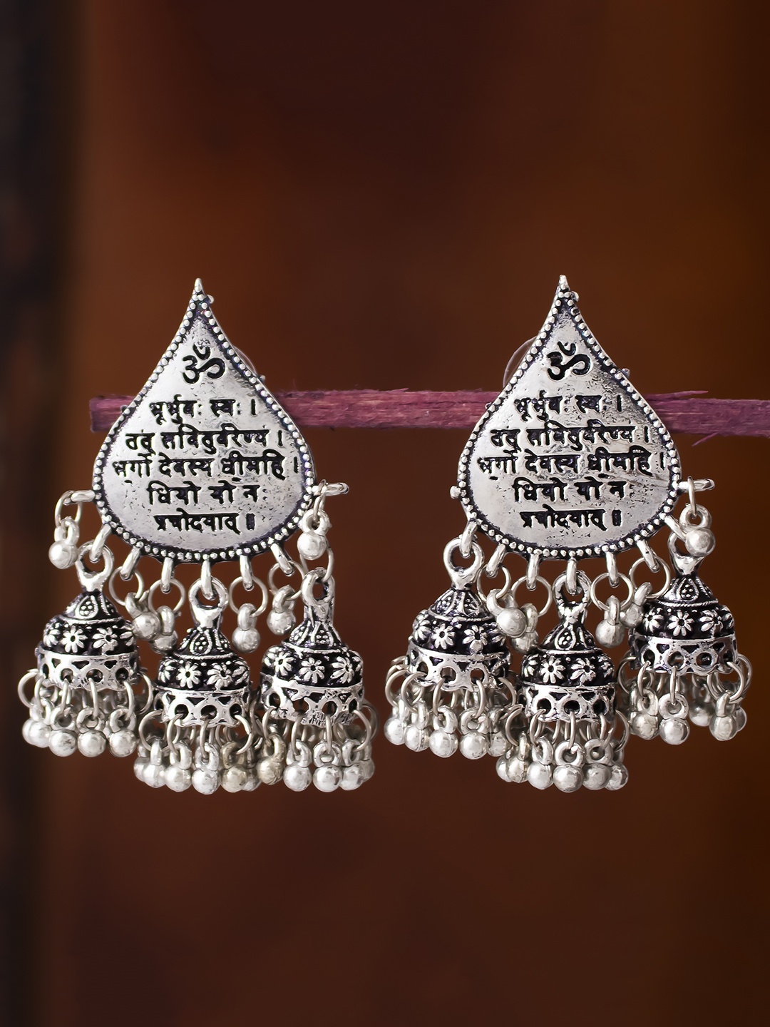 

Sukkhi Silver-Toned Dome Shaped Chandbalis