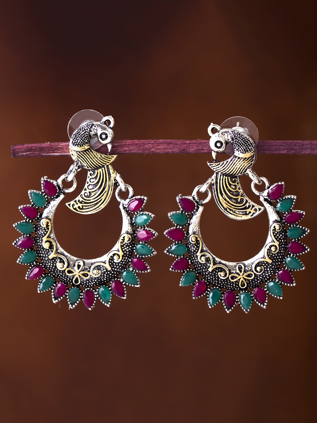 

Sukkhi Silver-Toned & Green Peacock Shaped Chandbalis