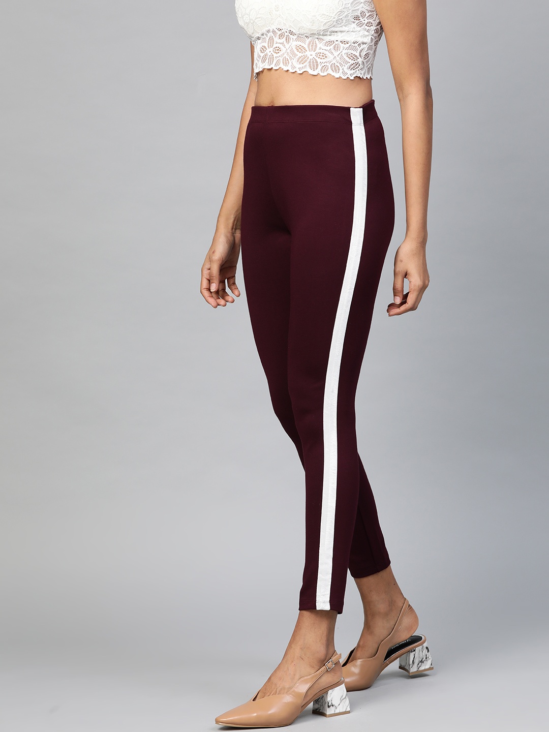 

SASSAFRAS Women Burgundy & White Slim Fit Solid Side Stripe Cropped Treggings