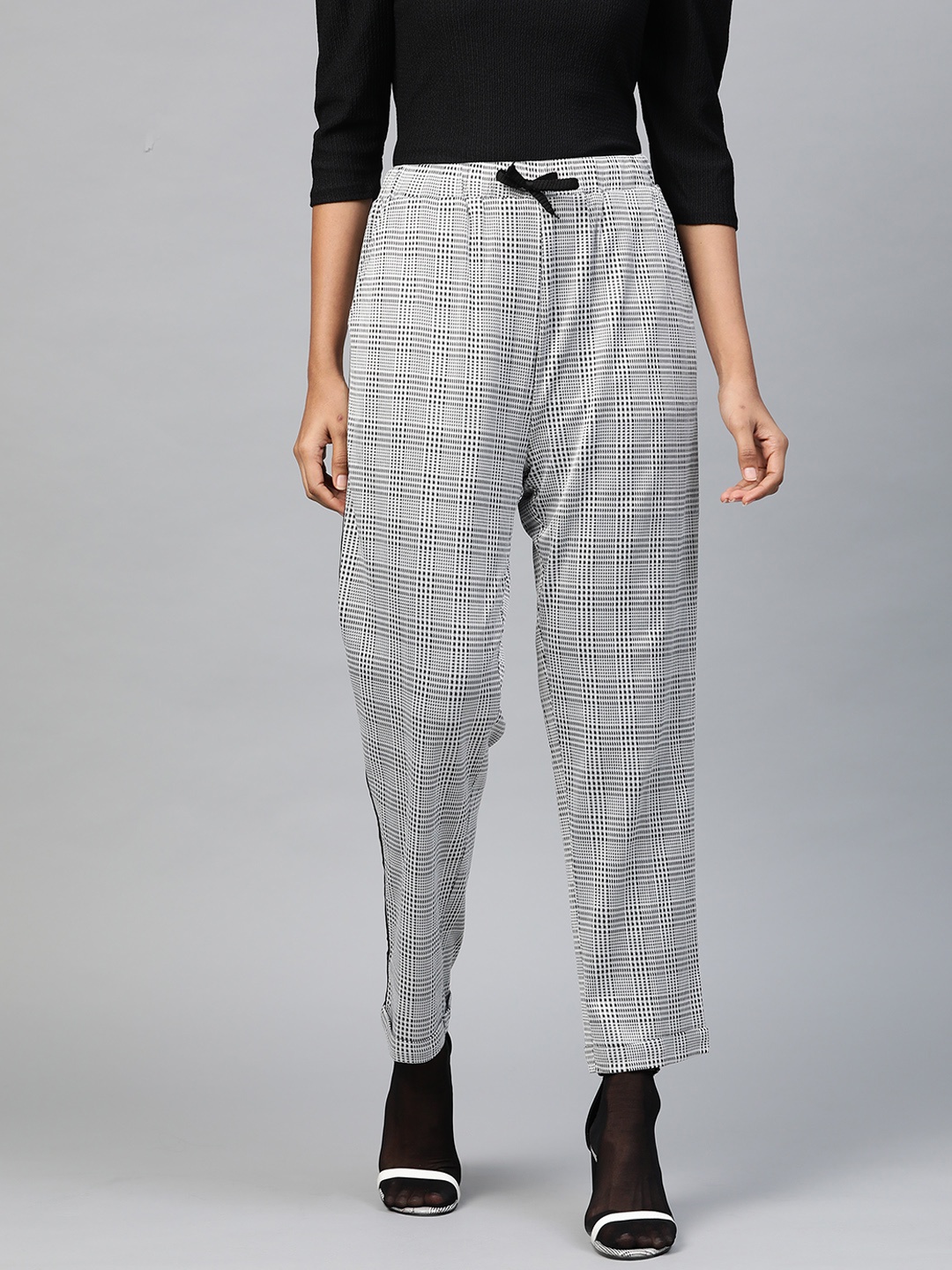 

SASSAFRAS Women White & Black Regular Fit Self-Checked Cropped Trousers