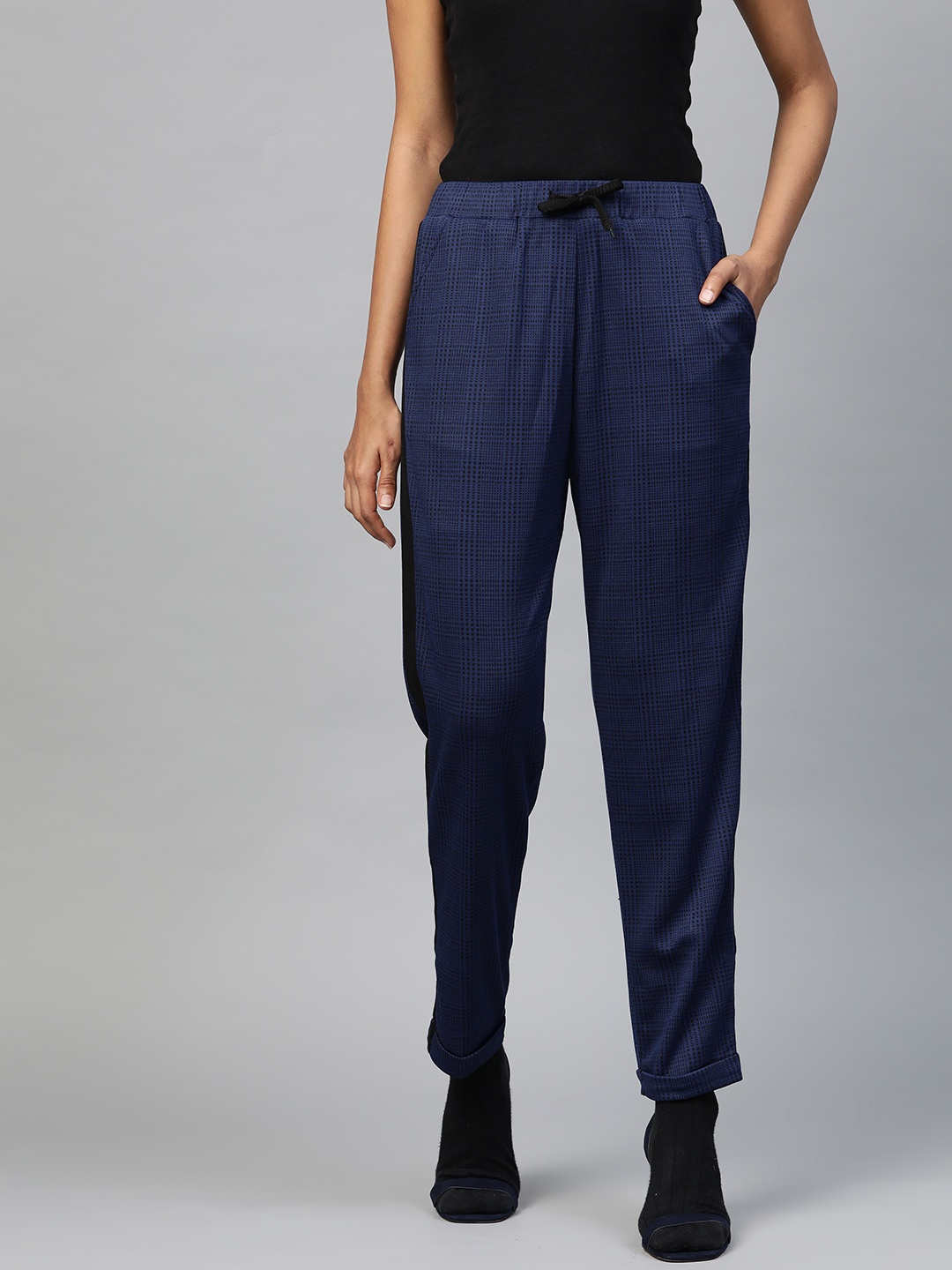 

SASSAFRAS Women Navy Blue & Black Regular Fit Houndstooth Patterned Trousers