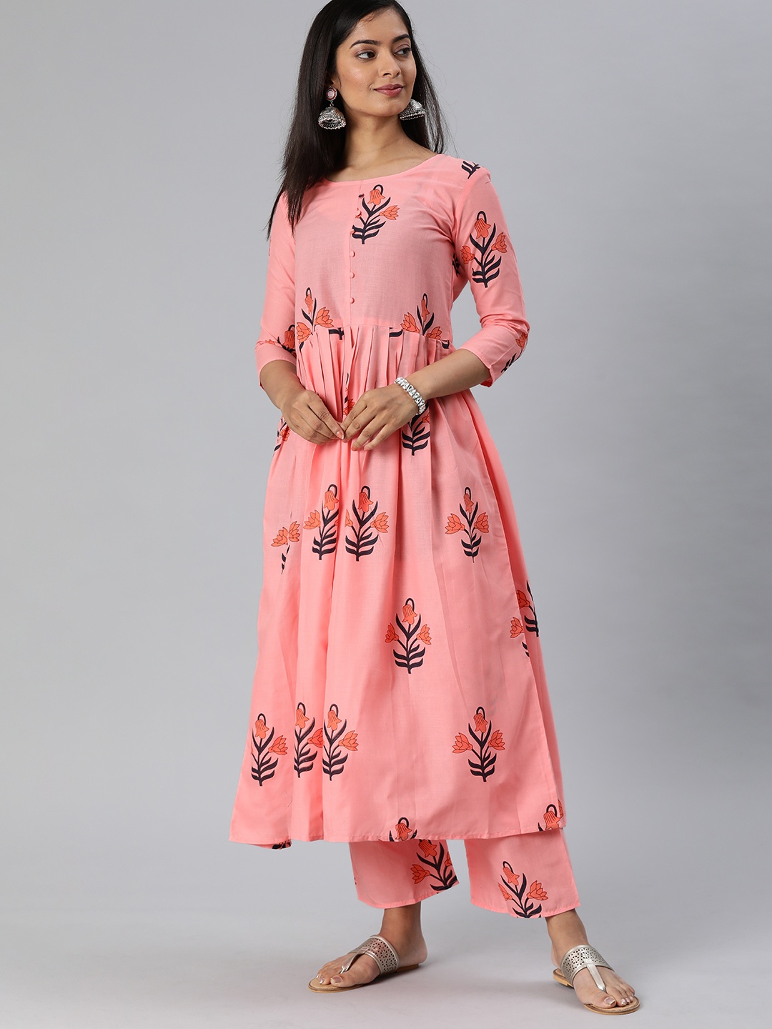 

GoSriKi Women Peach-Coloured & Grey Floral Printed Kurta with Trousers