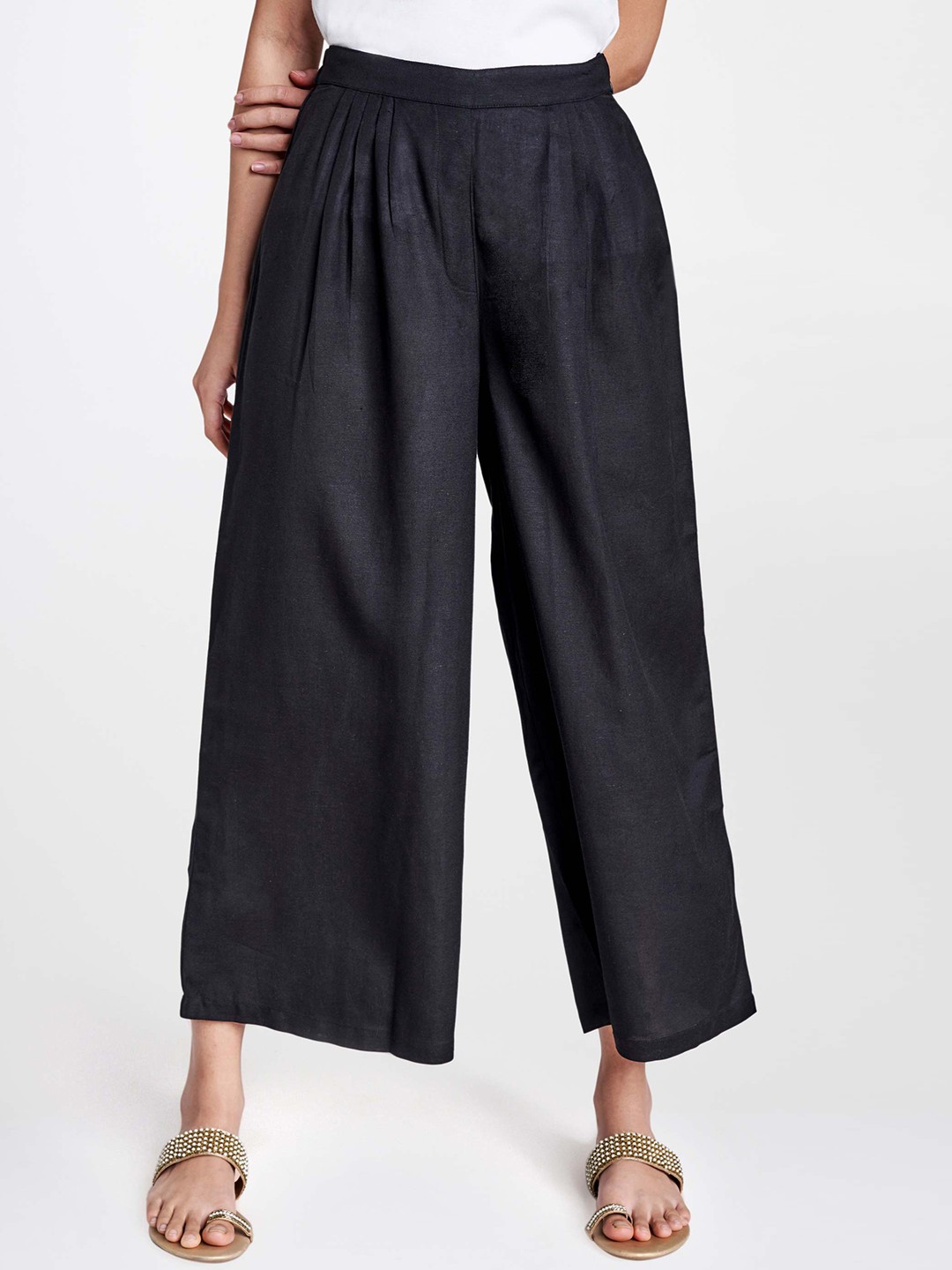 

Global Desi Women Black Regular Fit Solid Cropped Parallel Trousers