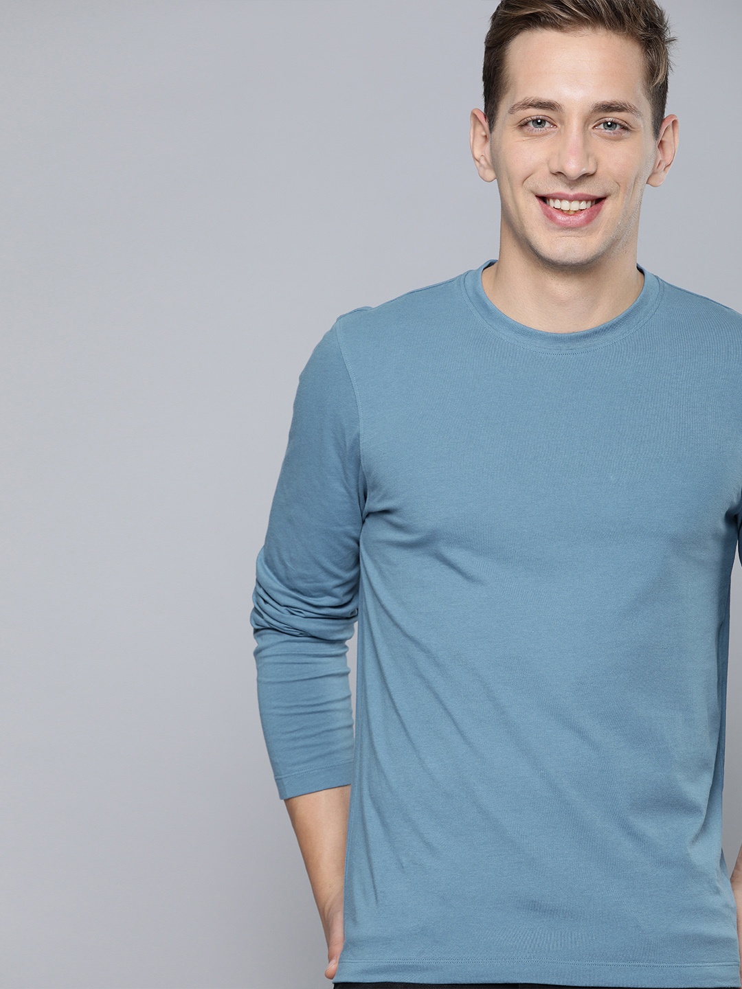 

Mast & Harbour Men Blue Solid Round Neck T-shirt
