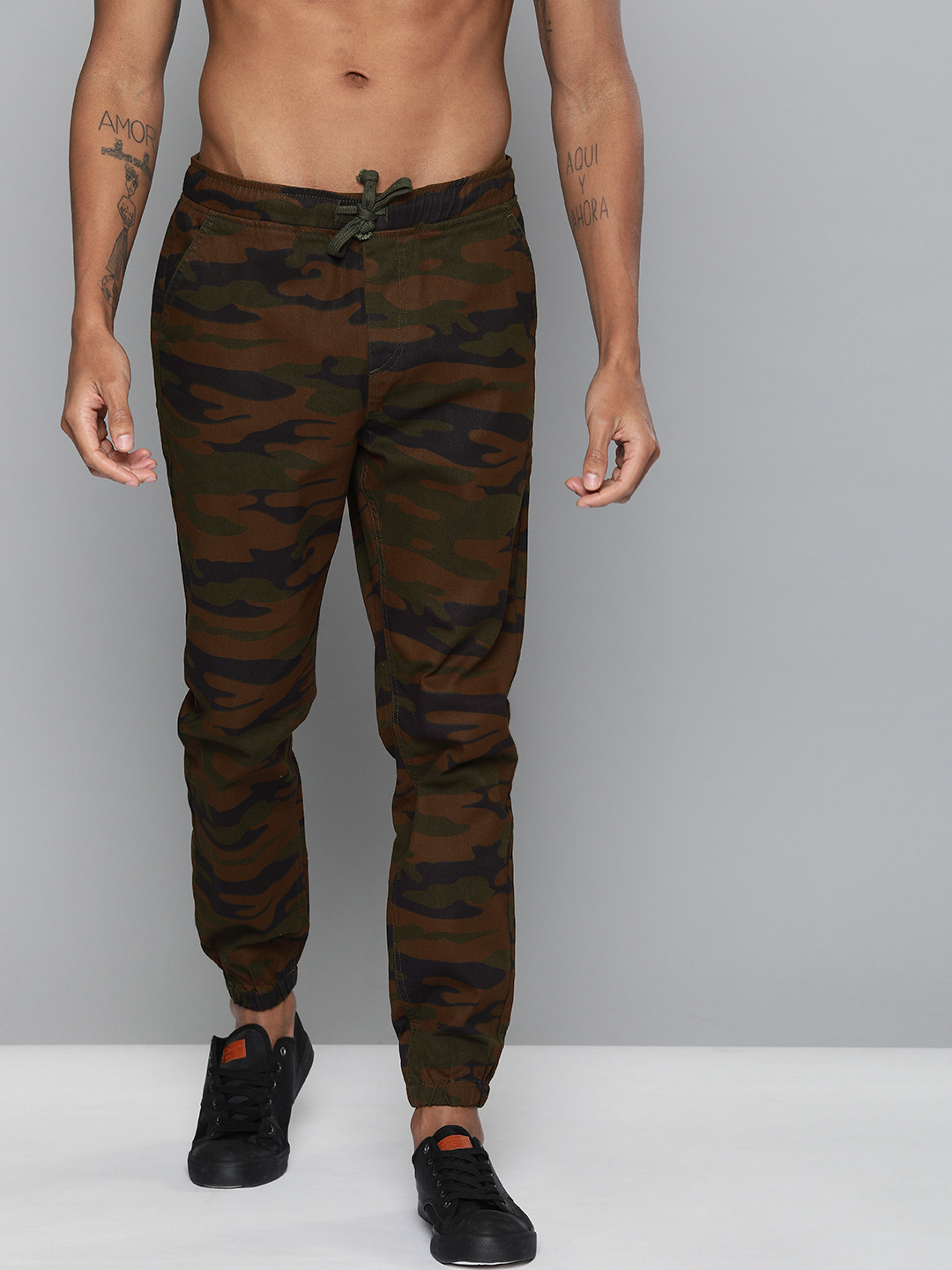 

HERE&NOW Men Olive Green & Navy Blue Regular Fit Camouflage Printed Joggers