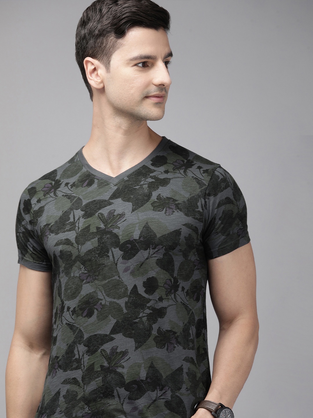 

Pepe Jeans Men Black & Grey Floral Printed Pure Cotton T-shirt