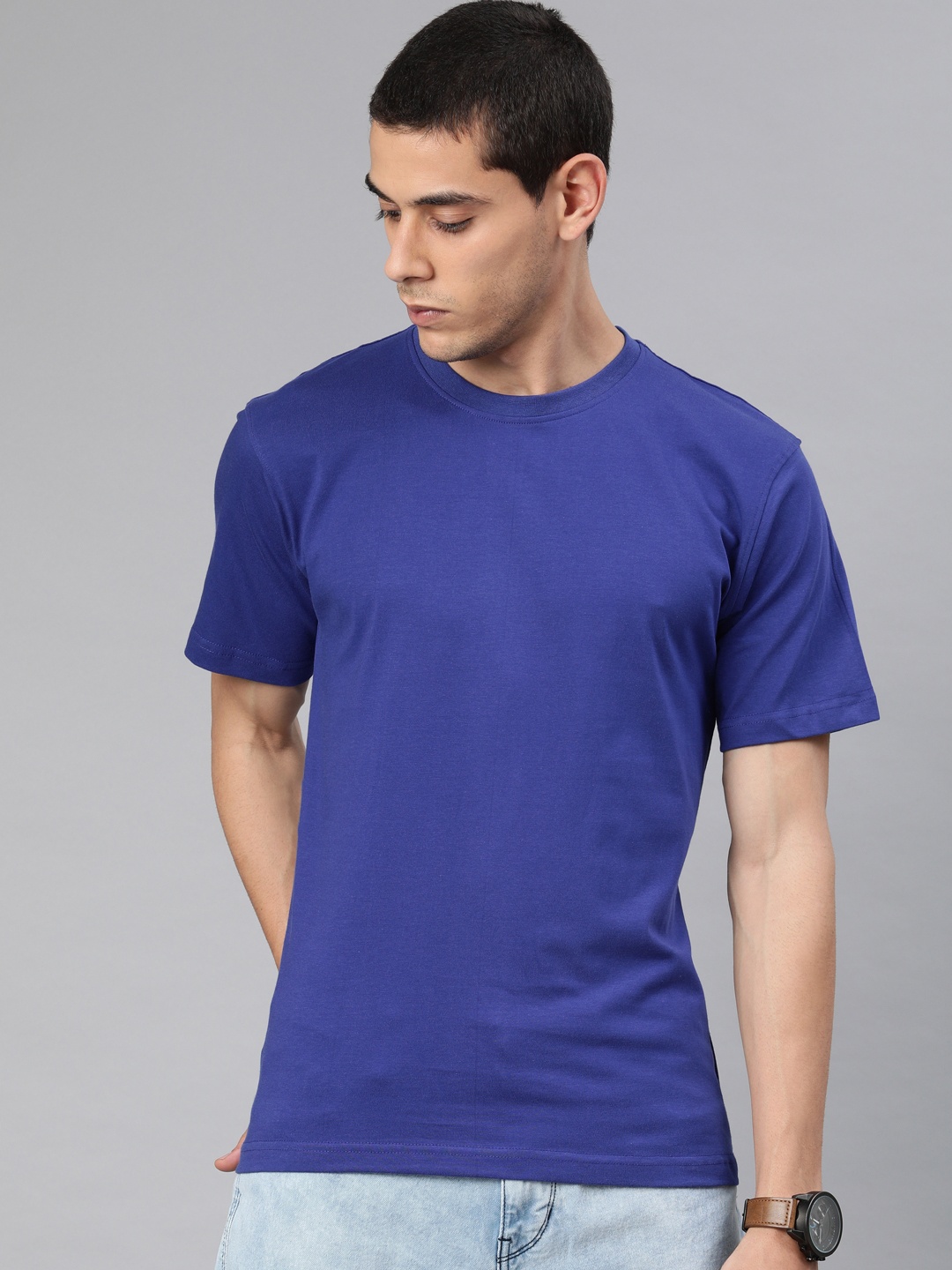 

BE AWARA Men Blue Solid Round Neck Pure Cotton T-shirt