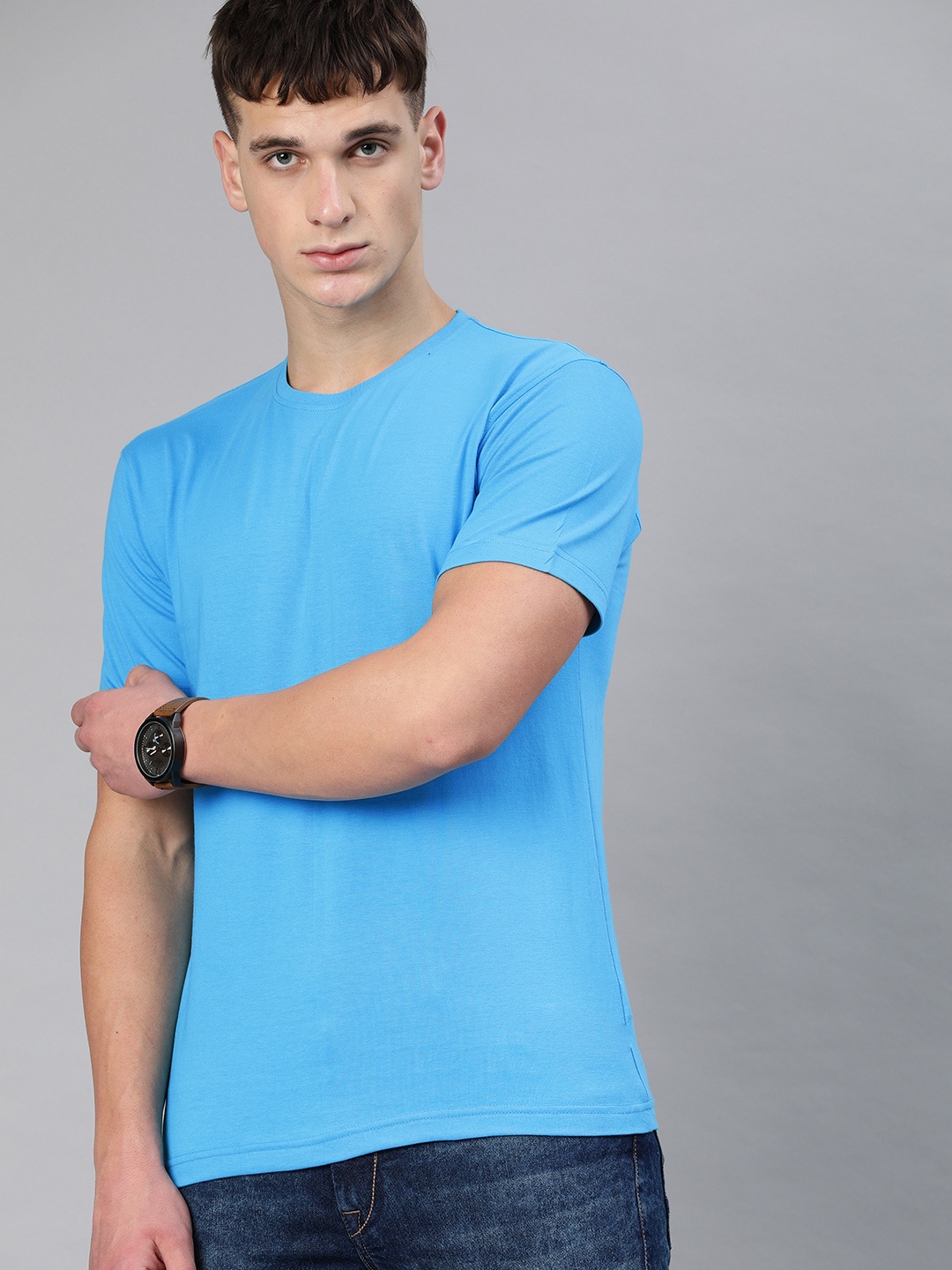 

BE AWARA Men Blue Solid Round Neck Pure Cotton T-shirt