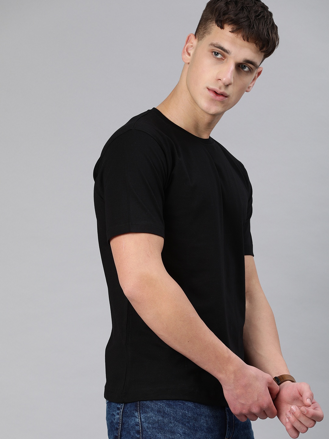 

BE AWARA Men Black Solid Round Neck Pure Cotton T-shirt