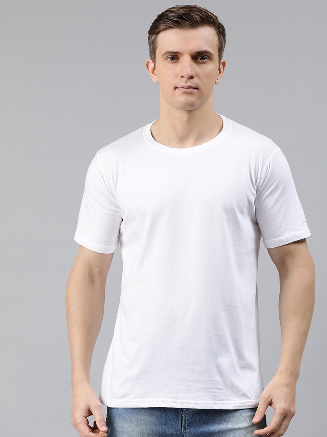

BRATMA Men White Solid Round Neck Pure Cotton T-shirt