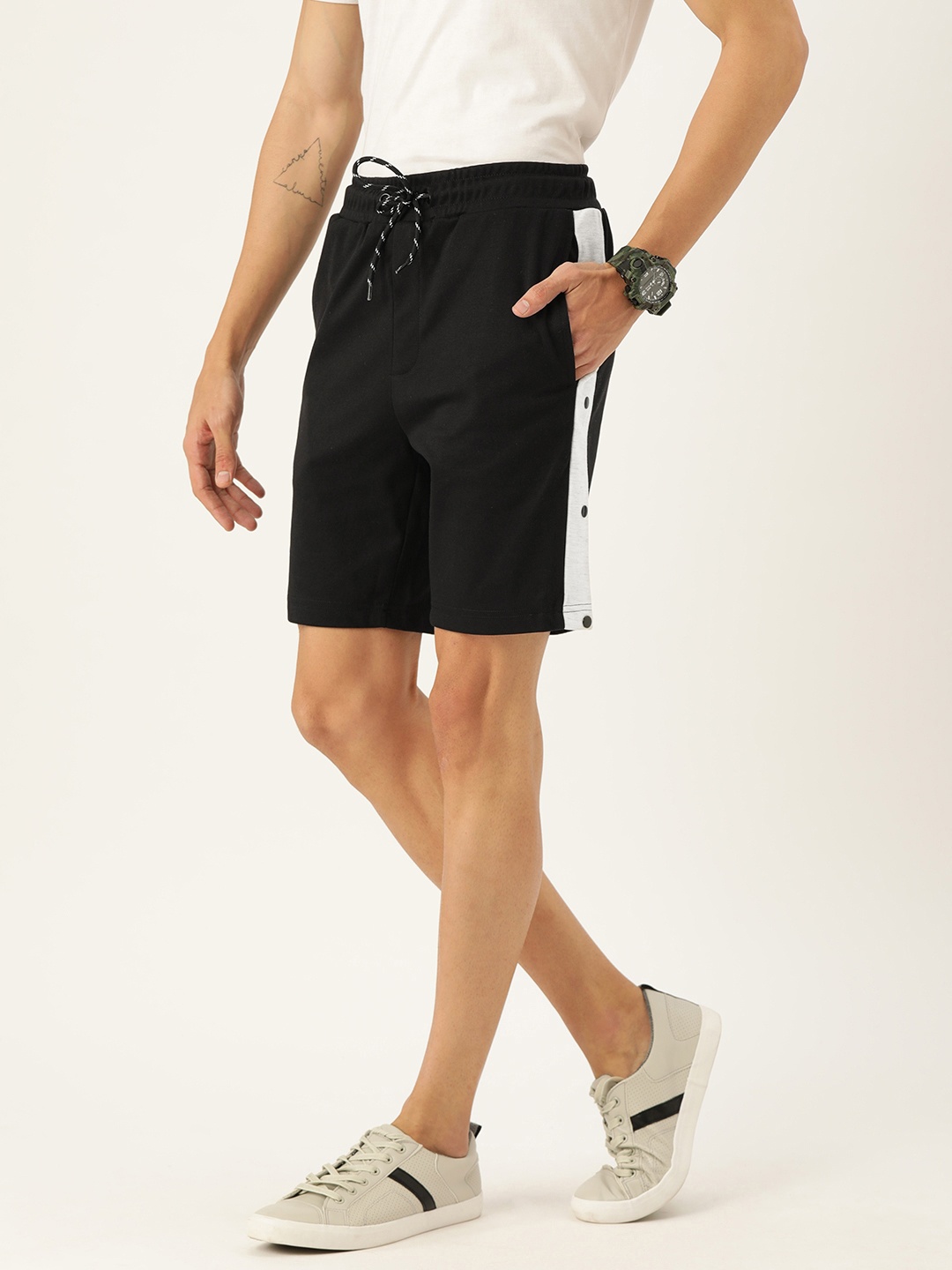 

Campus Sutra Men Black Solid Regular Fit Regular Shorts