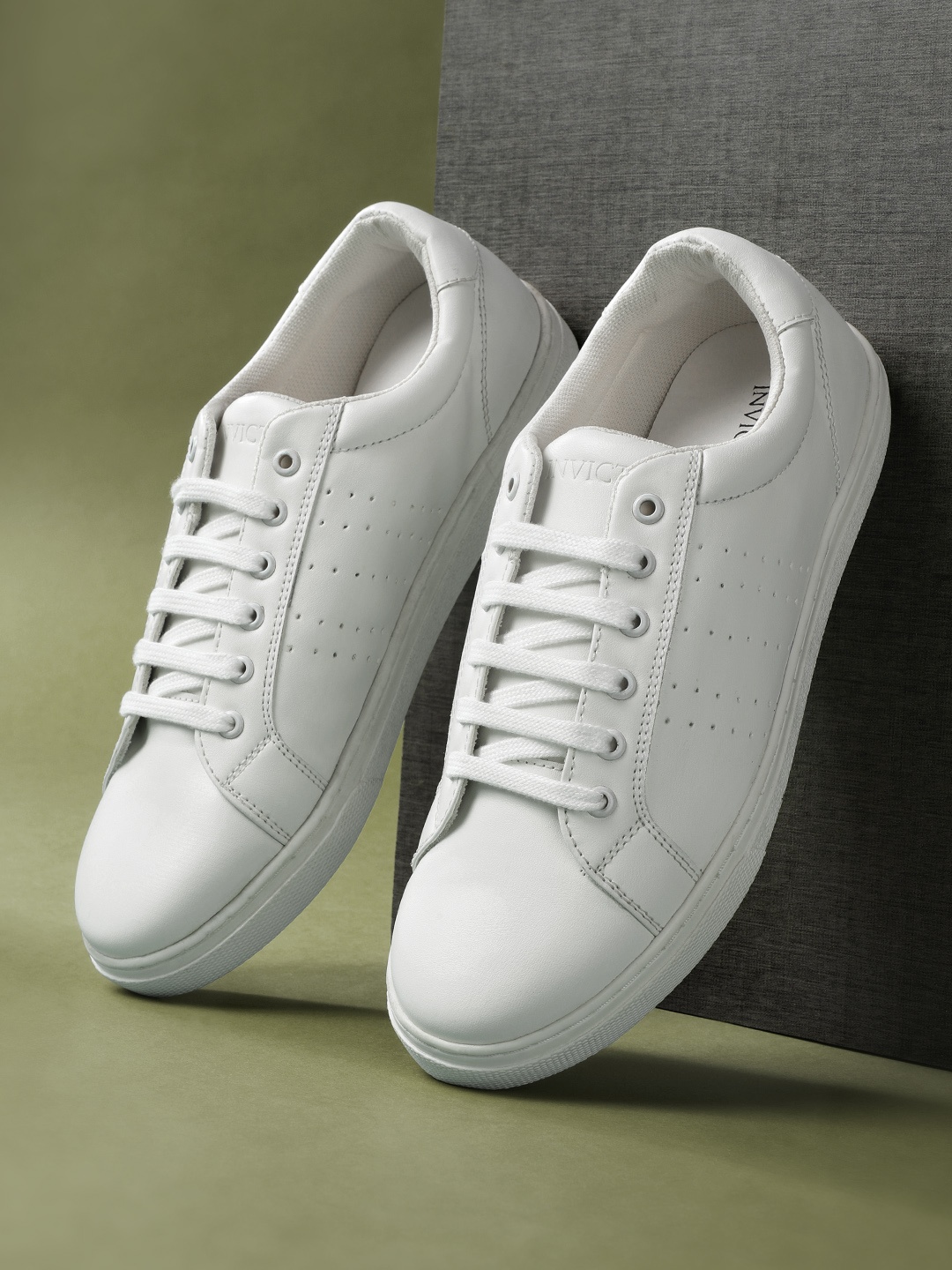 

INVICTUS Men White Solid Sneakers