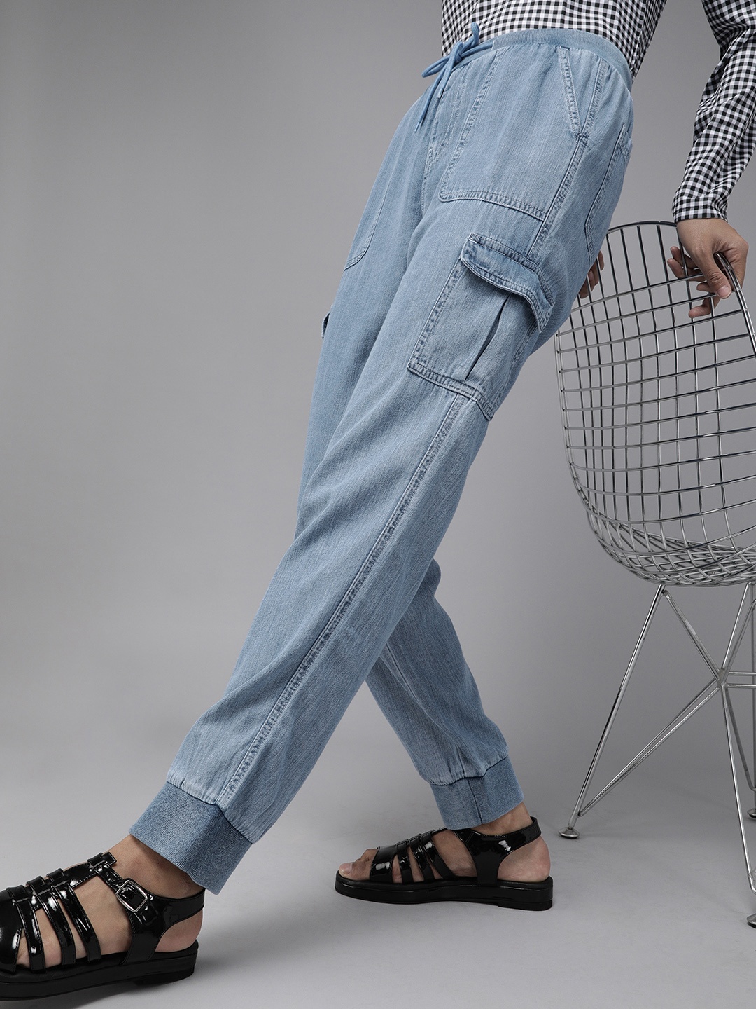 

Roadster Women Blue Jogger Mid-Rise Clean Look Jogger Jeans