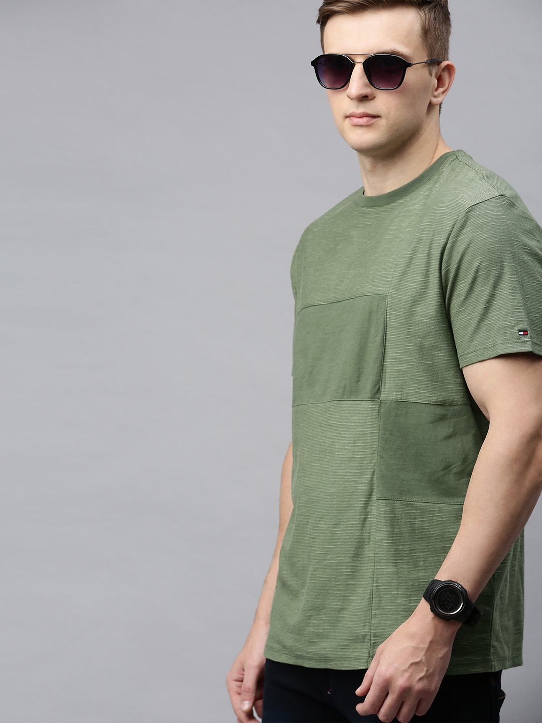 

Tommy Hilfiger Men Olive Green Solid Panelled Round Neck Pure Cotton T-shirt