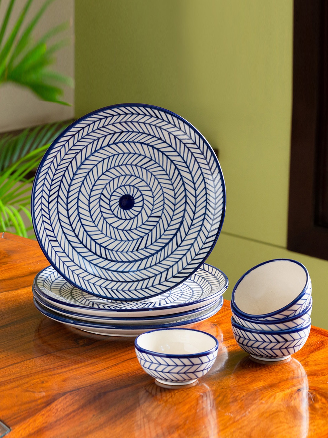 

ExclusiveLane Blue & White Set Of 8 Chevron Hand-Painted Ceramic Dinner Plates With Bowls