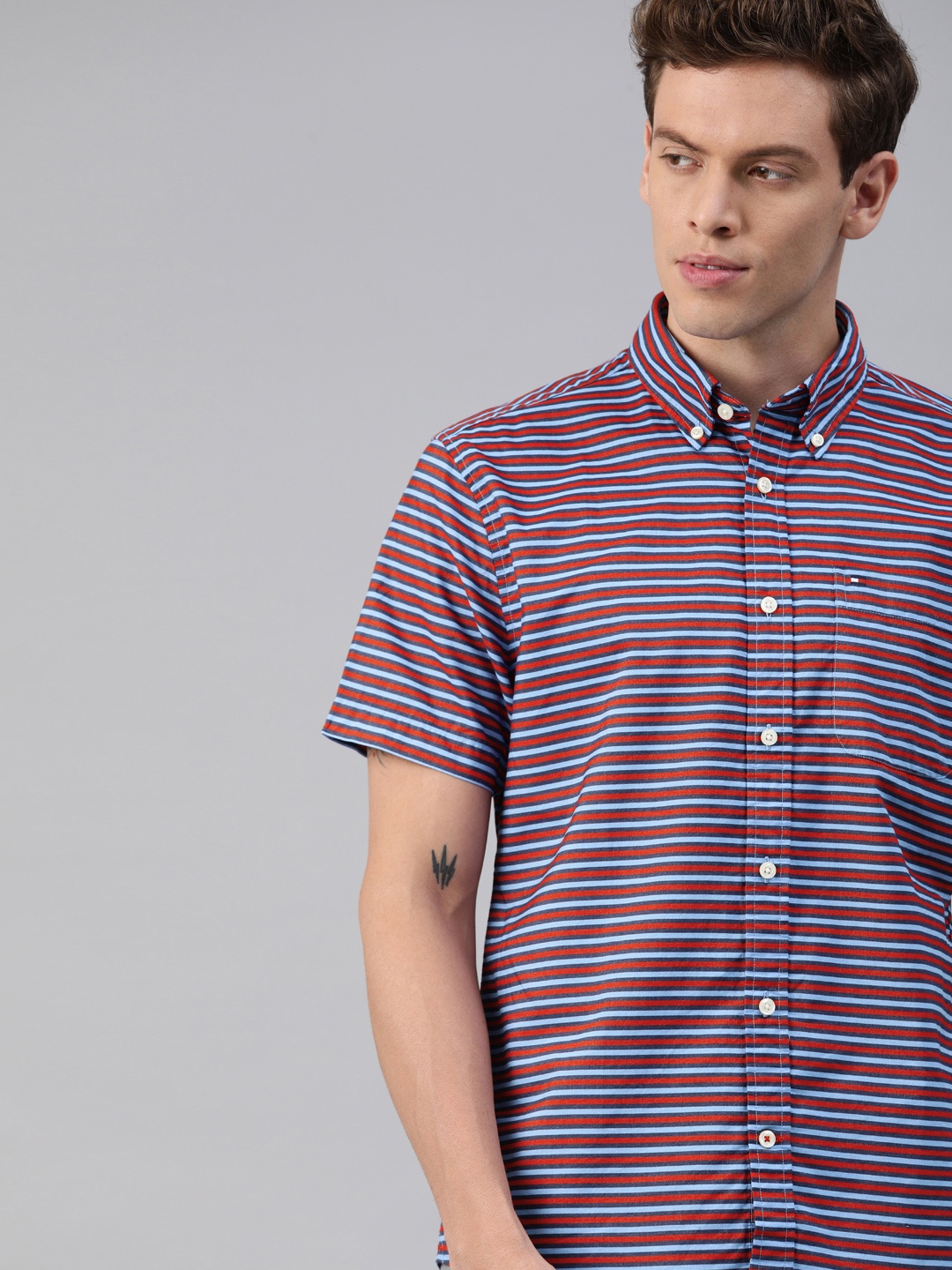 

Tommy Hilfiger Men Navy Blue & Red Custom Fit Striped Casual Shirt