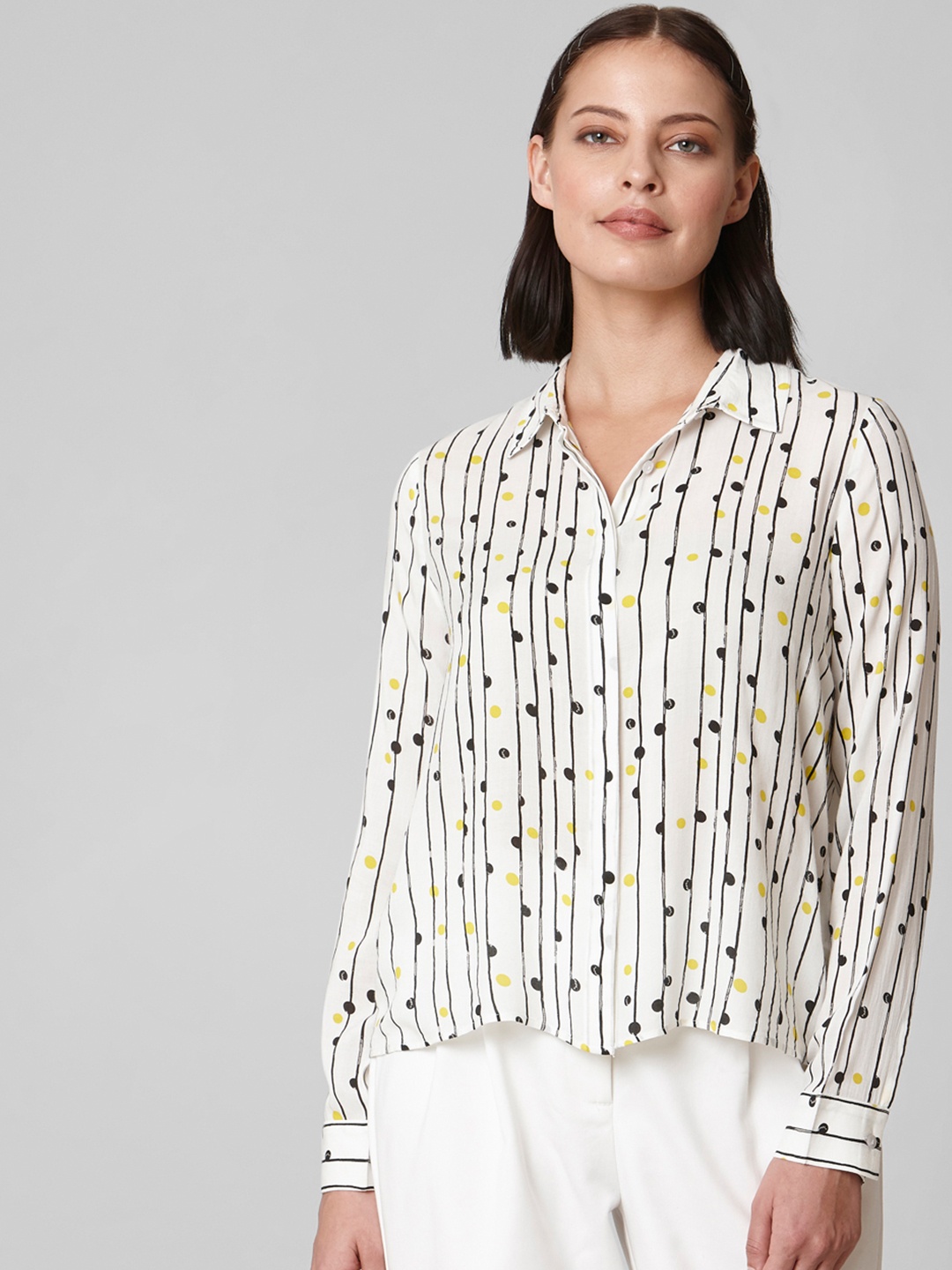 

Vero Moda Women Off-White & Black Regular Fit Geometric Printed Casual Shirt