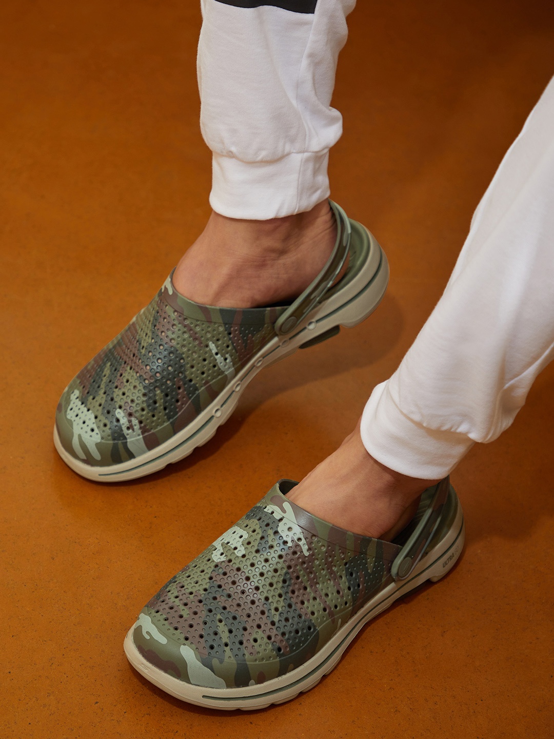

Skechers Men Olive Green Printed Clogs