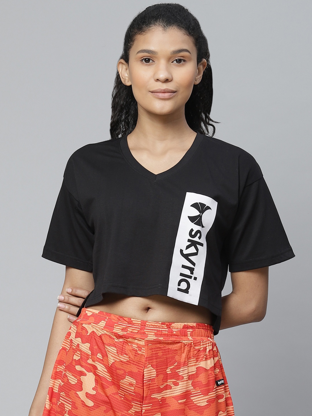 

skyria Women Black & White Printed V-Neck Cropped T-shirt