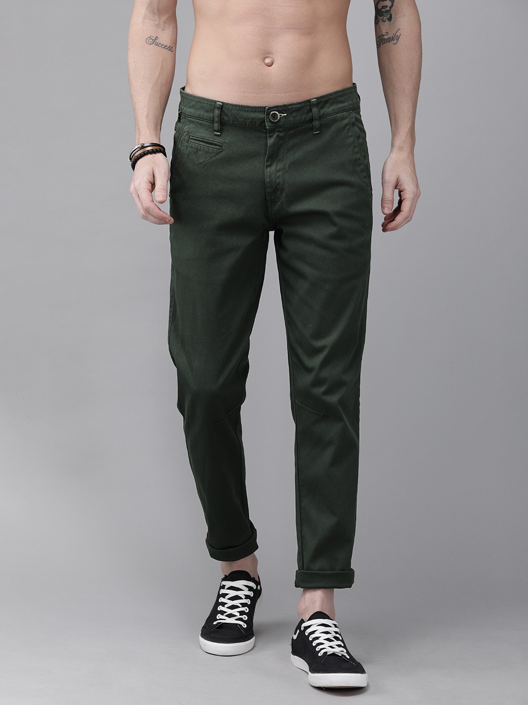 

Roadster Men Olive Green Slim Fit Solid Chinos