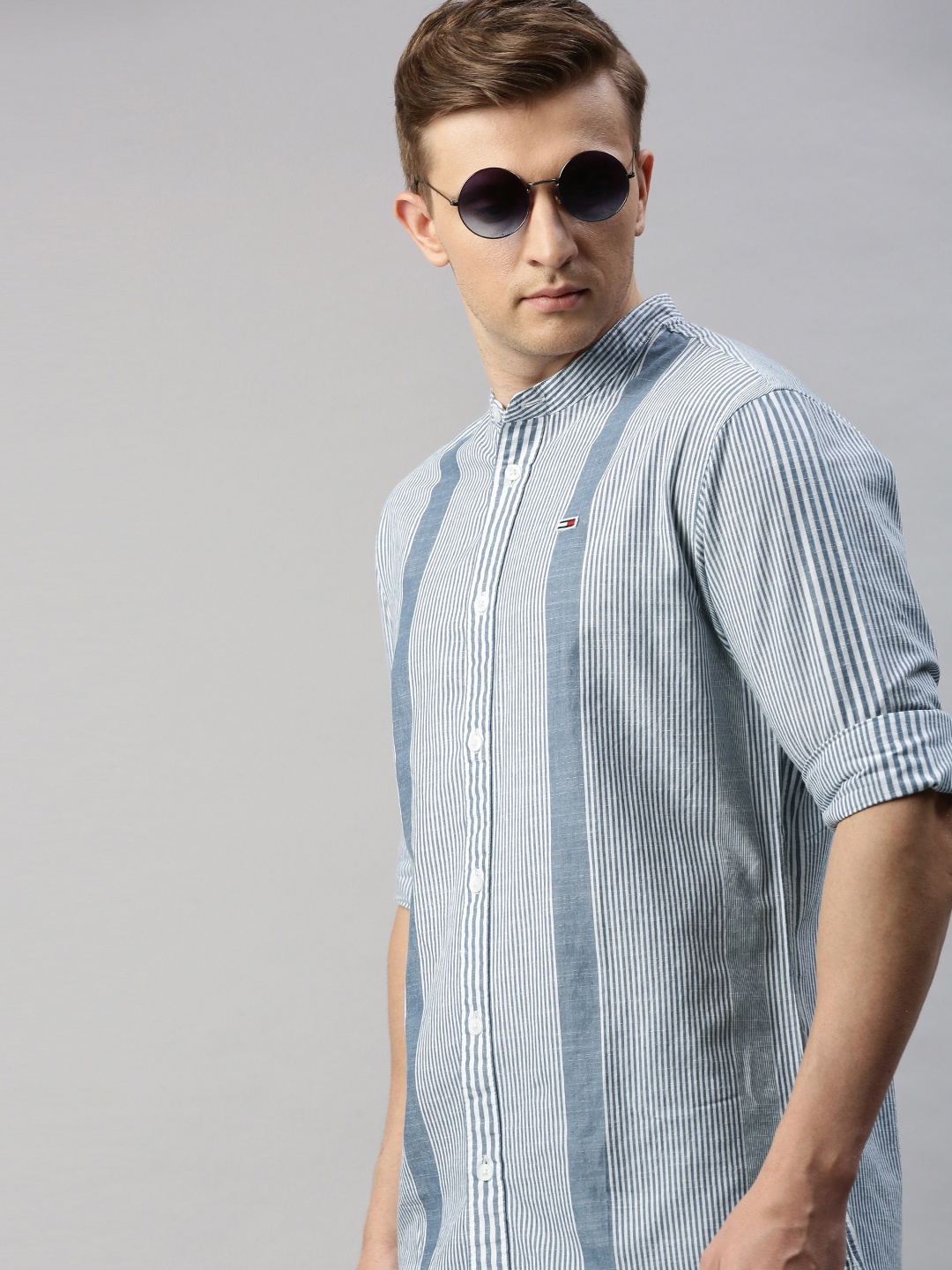 

Tommy Hilfiger Men White & Blue Regular Fit Striped Casual Shirt