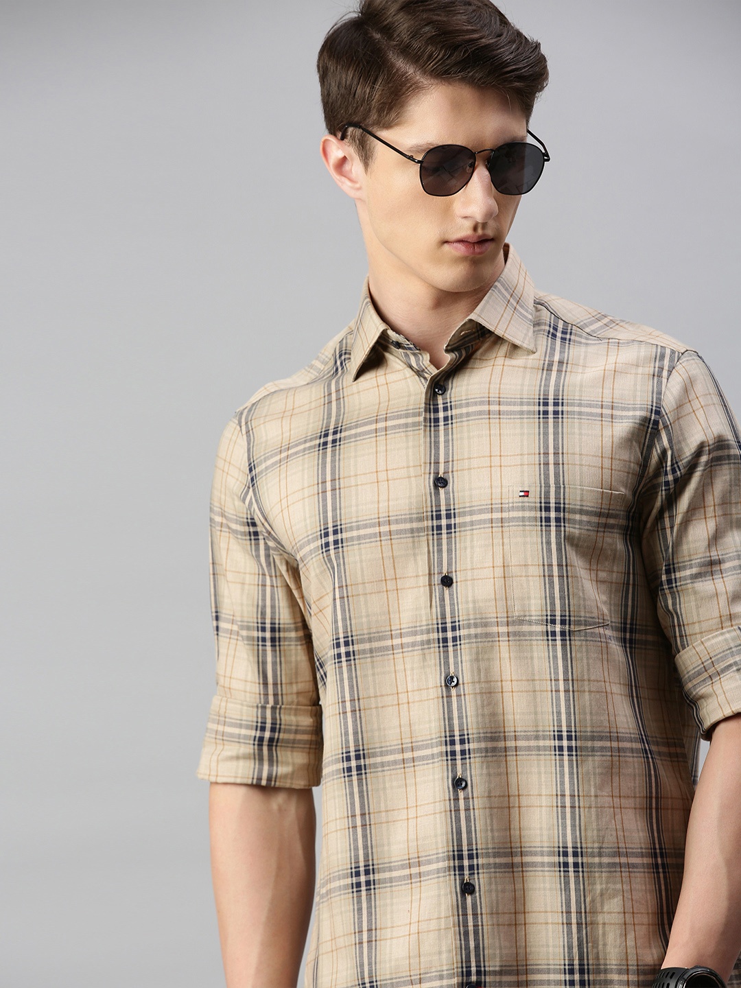 

Tommy Hilfiger Men Beige & Black Regular Fit Checked Casual Shirt