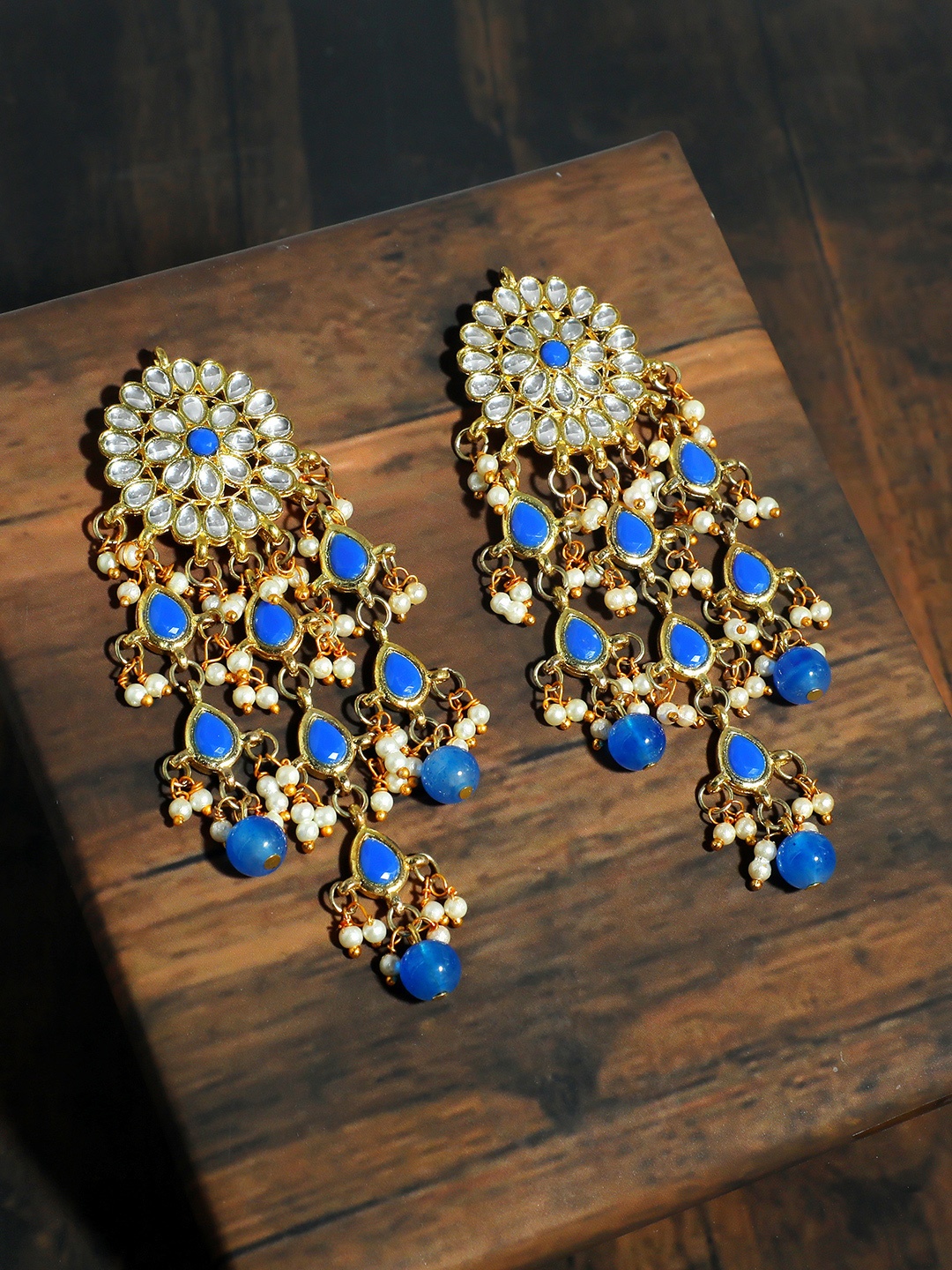 

KARATCART Blue & White Circular Drop Earrings