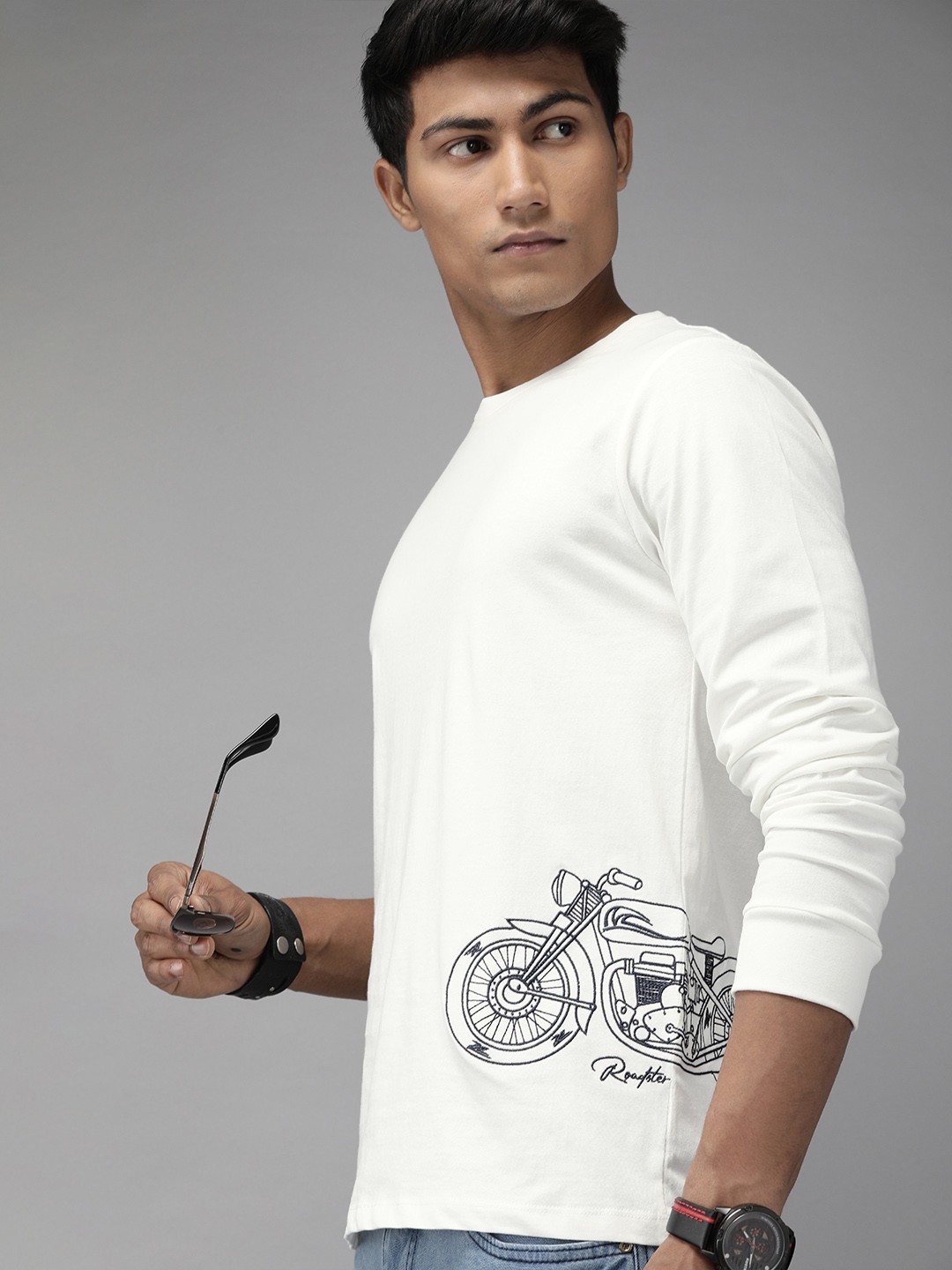 

Roadster Men White Self Design Round Neck T-shirt