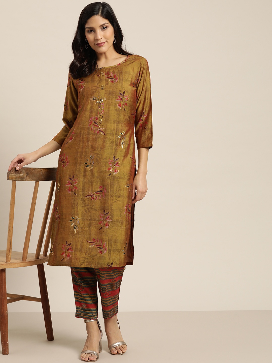 

Sangria Women Mustard Brown & Red Foil Print Kurta with Trousers