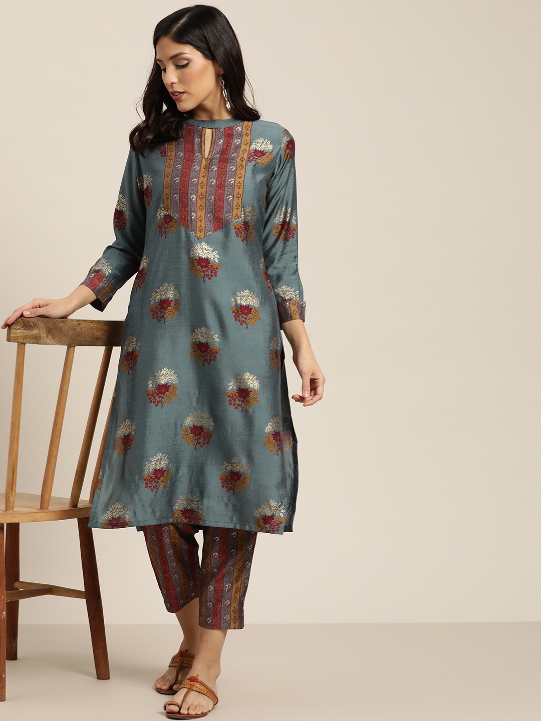 

Sangria Women Teal Blue & Maroon Foil Print Kurta with Trousers