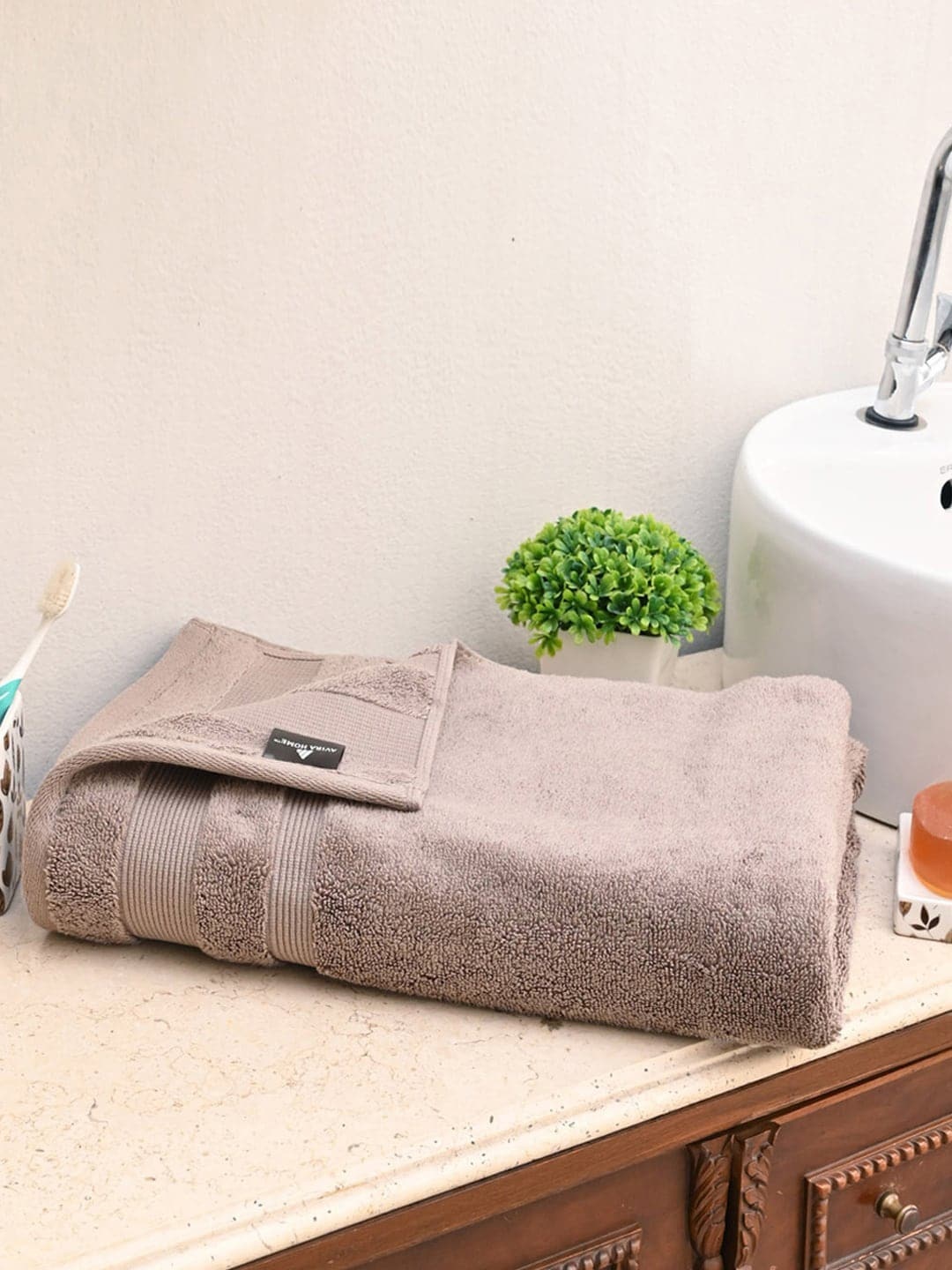 

AVI Living Unisex Brown Solid 550 GSM Double Corded Zero Twist Bath Towel