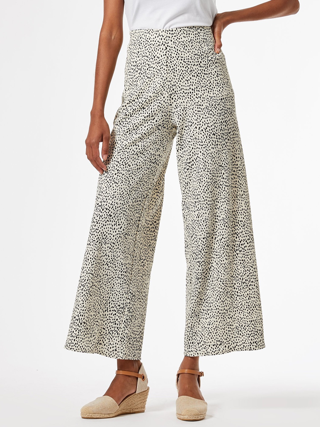 

DOROTHY PERKINS Women White & Black Petite Regular Fit Printed Flared Trousers