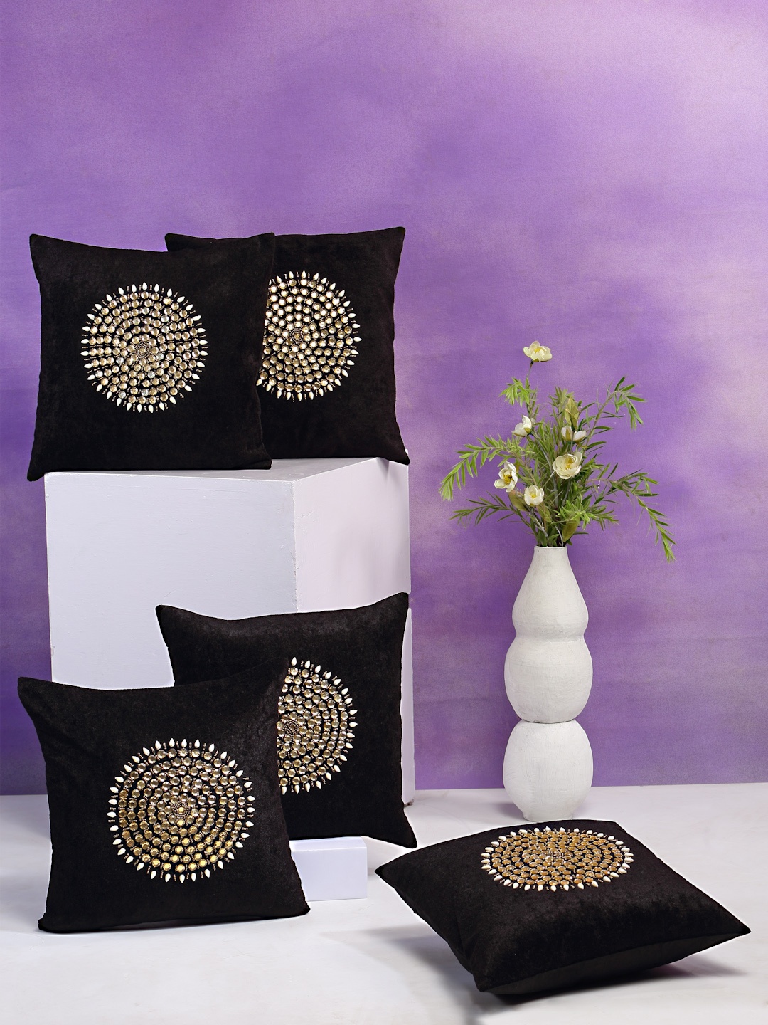 

DREAM WEAVERZ Black & Silver-Toned Set of 5 Embellished Velvet Square Cushion Covers