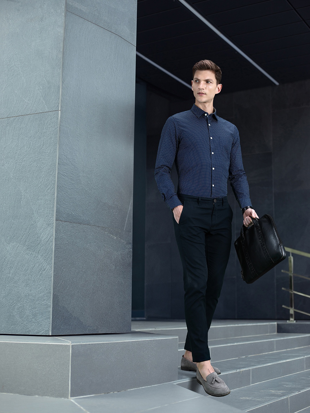

INVICTUS Navy Micro Printed Slim Fit Formal Shirt, Navy blue