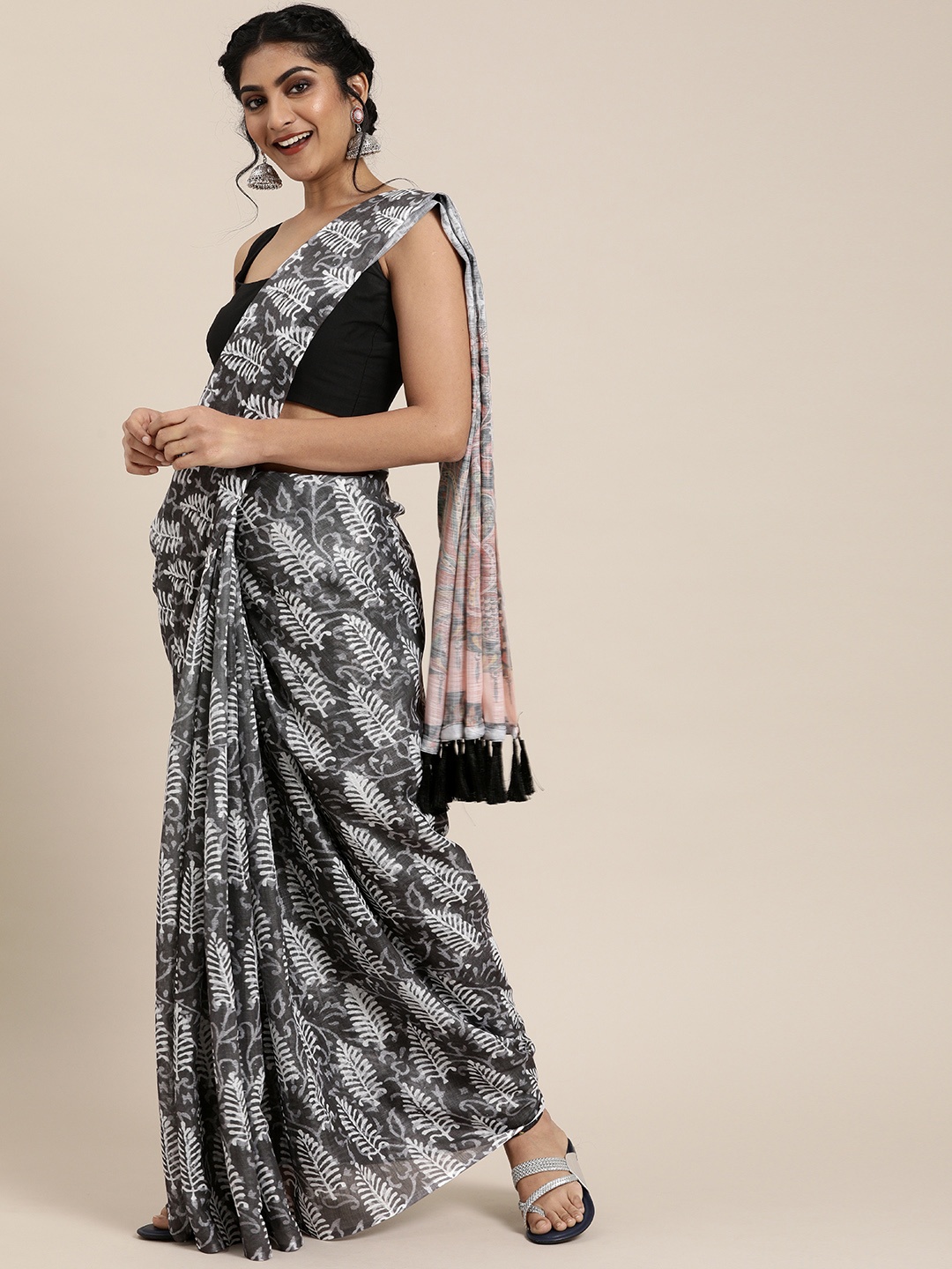 

VASTRANAND Charcoal Grey & White Linen Blend Printed Bagru Celebrity Saree