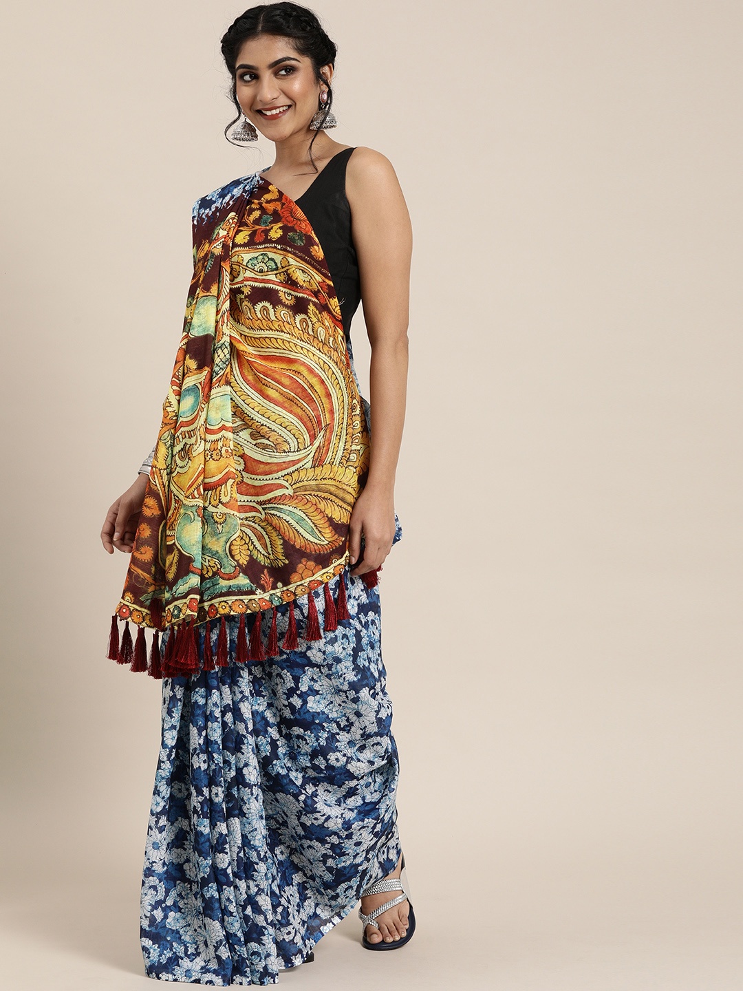 

VASTRANAND Navy Blue & White Linen Blend Printed Bagru Celebrity Saree