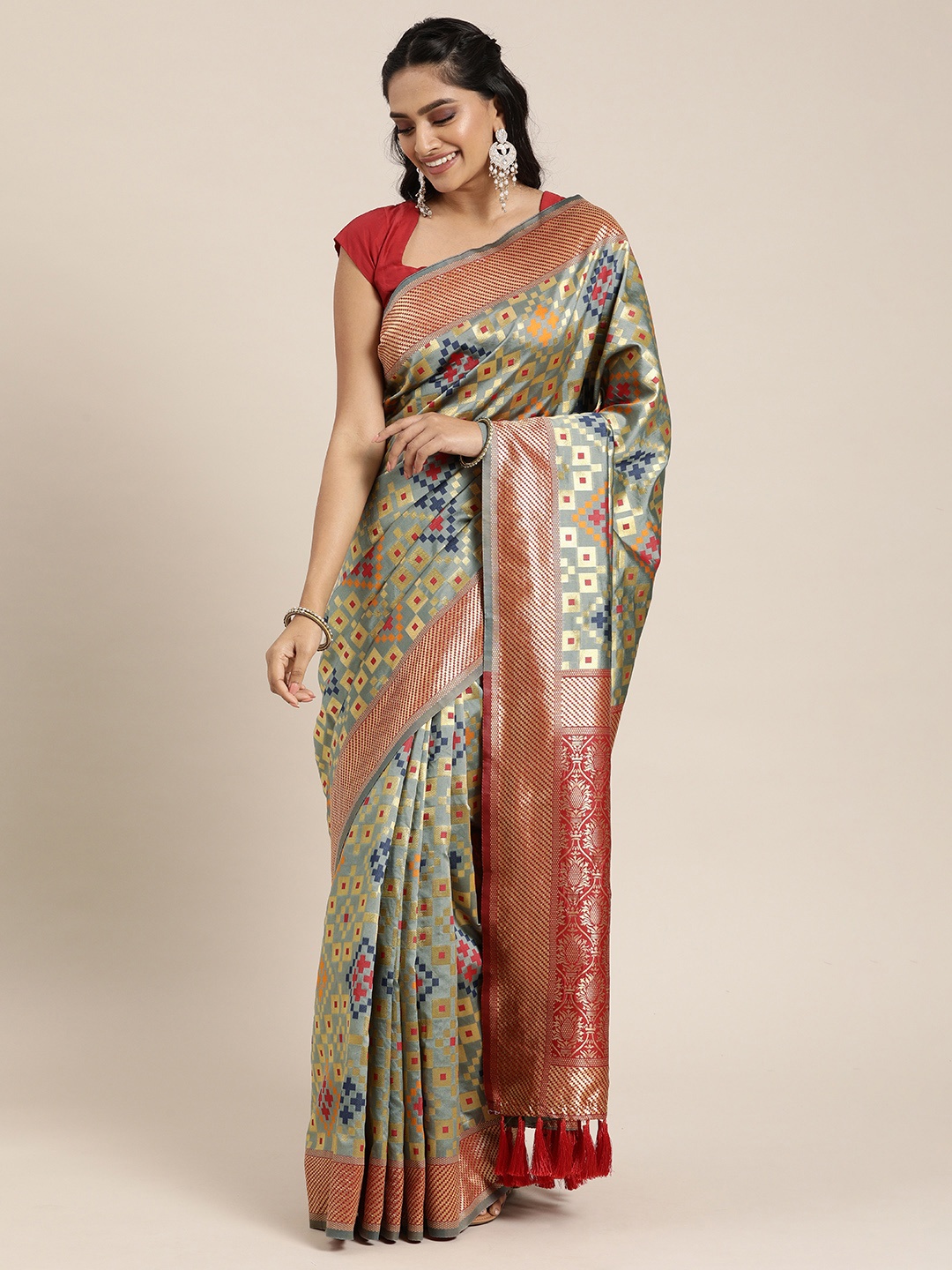 

VASTRANAND Grey Silk Blend Woven Design Patola Saree