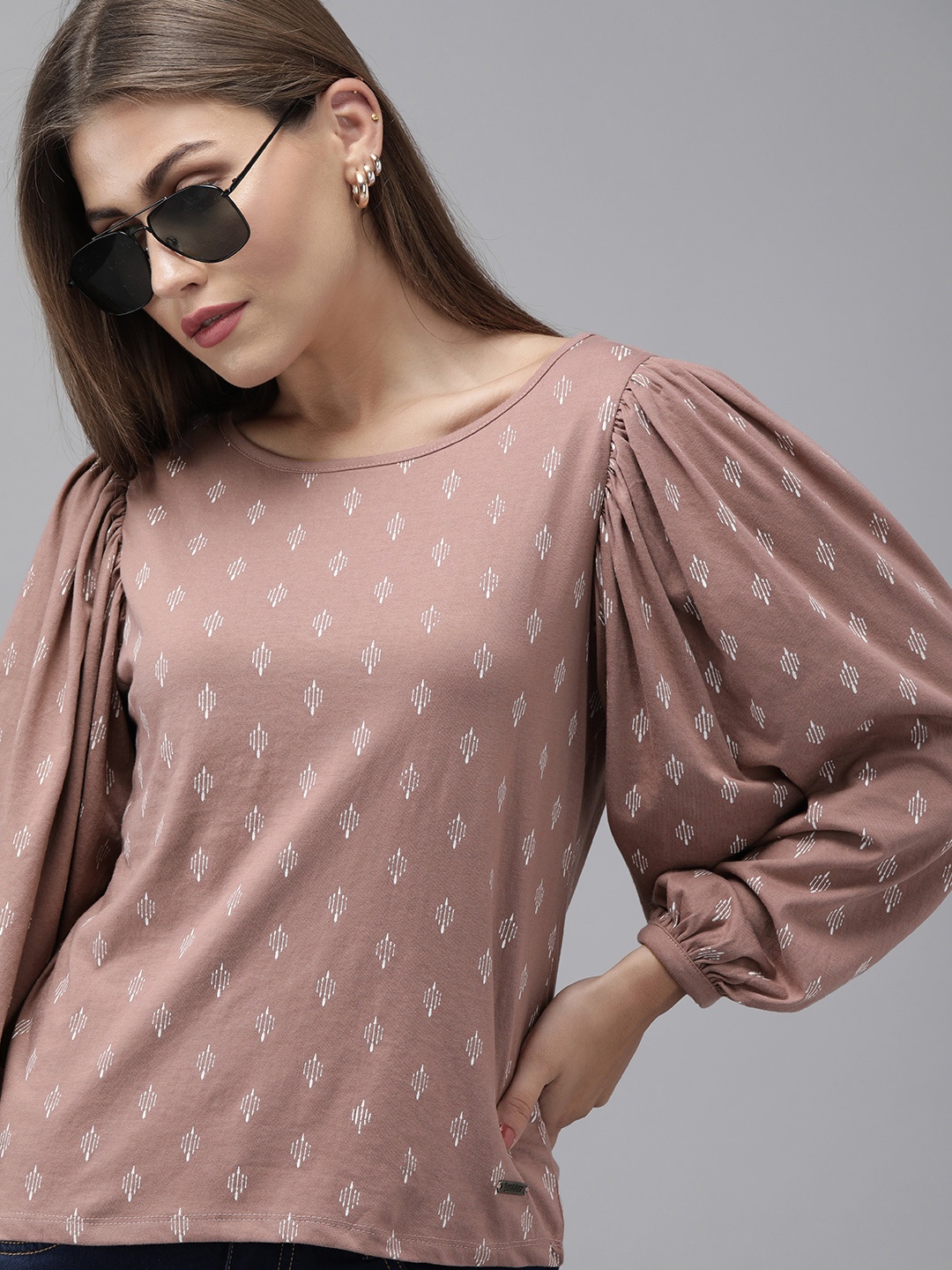 

Roadster Women Pink & White Geometric Printed Balloon Sleeves Top