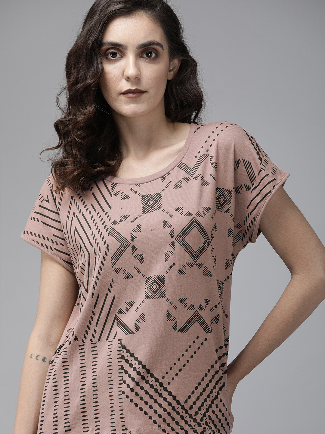 

Roadster Women Mauve Black Printed Round Neck Pure Cotton T-shirt