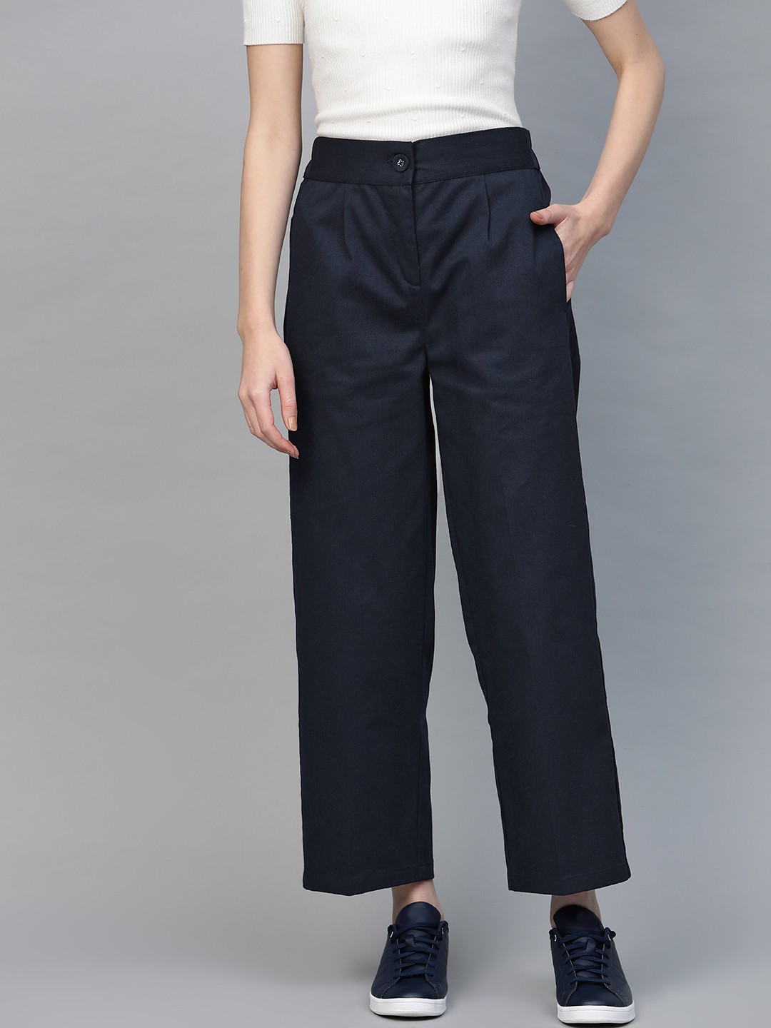 

SASSAFRAS Women Navy Solid Cropped Trousers, Navy blue