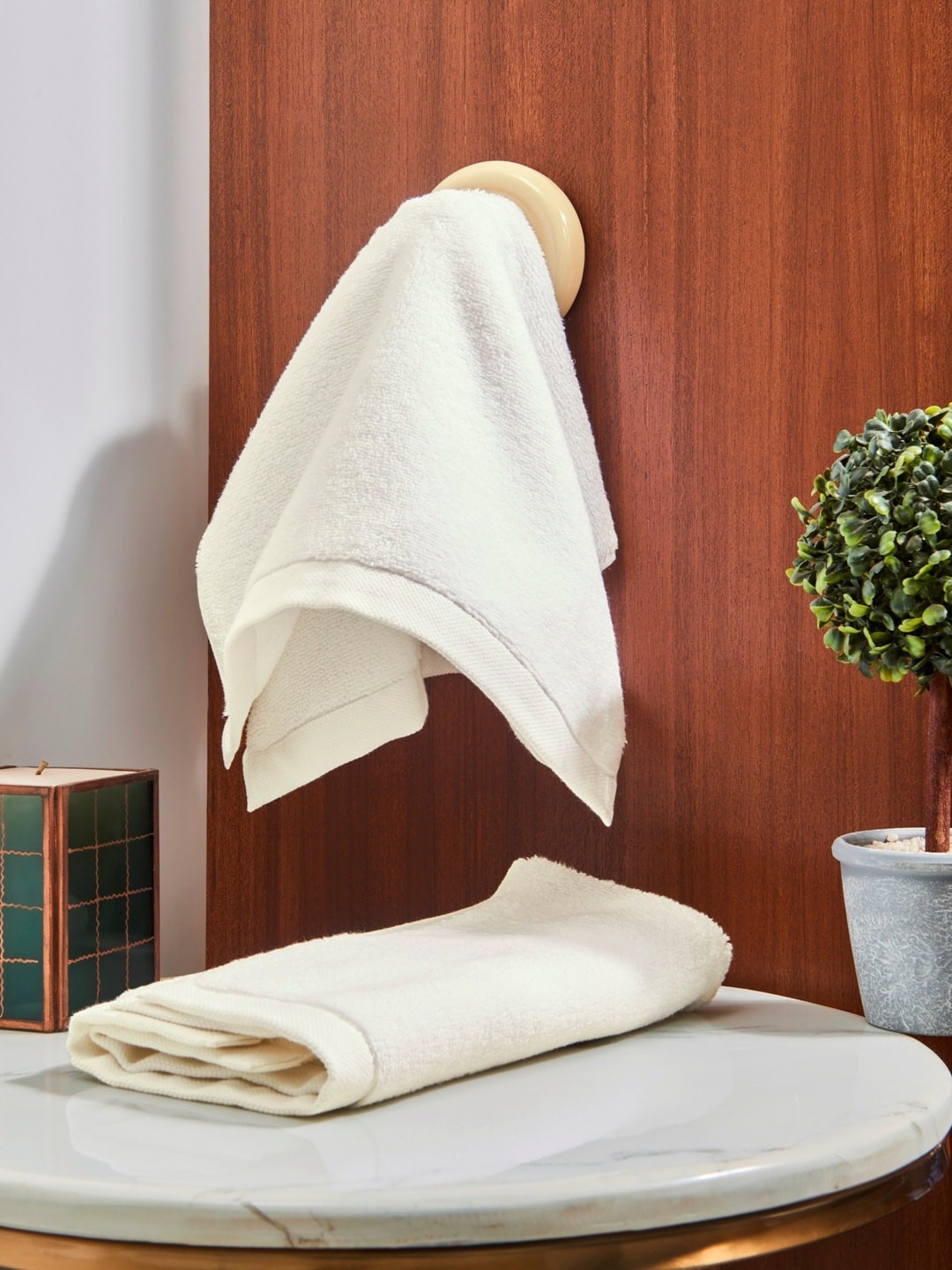 

DDecor Unisex Set Of 2 White Solid 600 GSM Live Beautiful Hand Towels